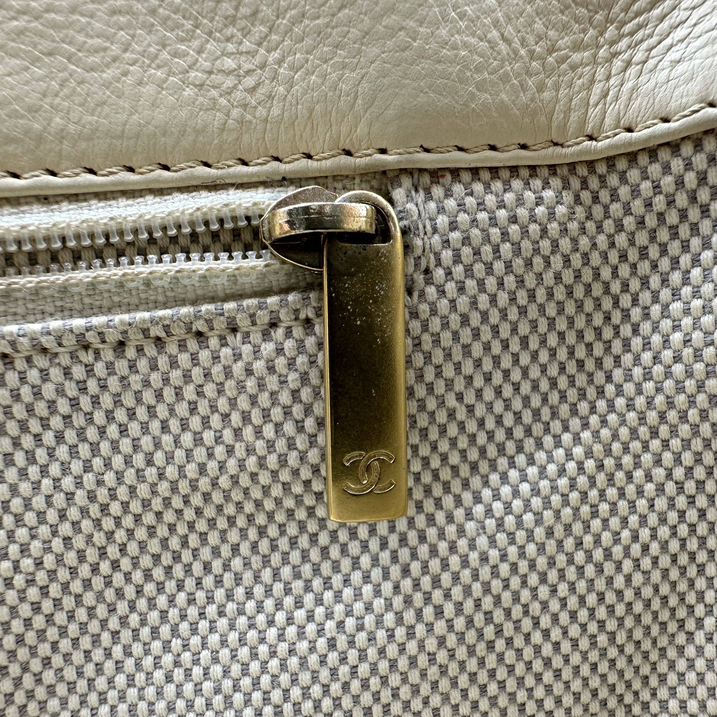 Chanel Matelassé crossbody Bag calfskin White Gold Hardware 14 Series