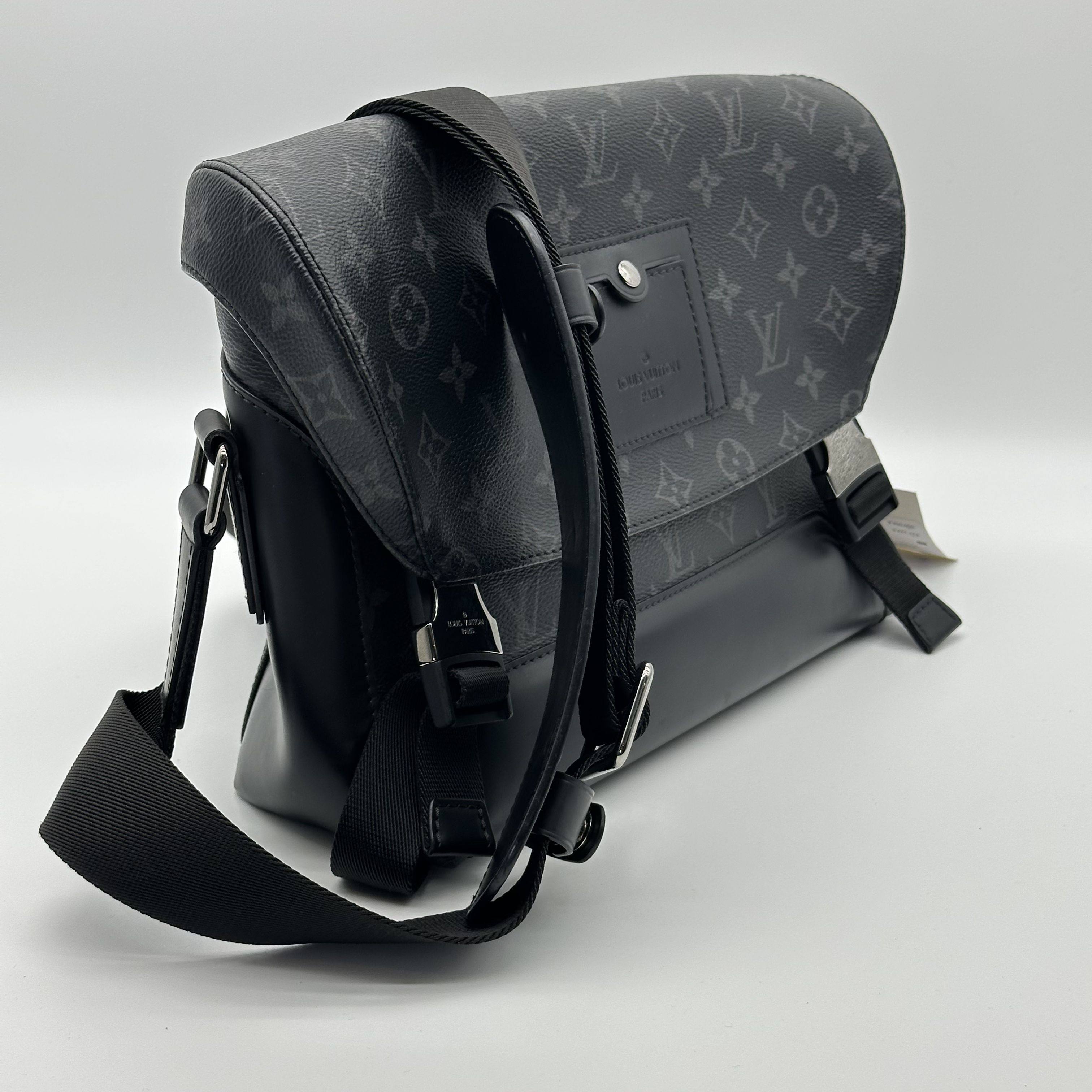 Louis Vuitton-Monogram Canvasm Eclipse Messenger Voyage PM M40511