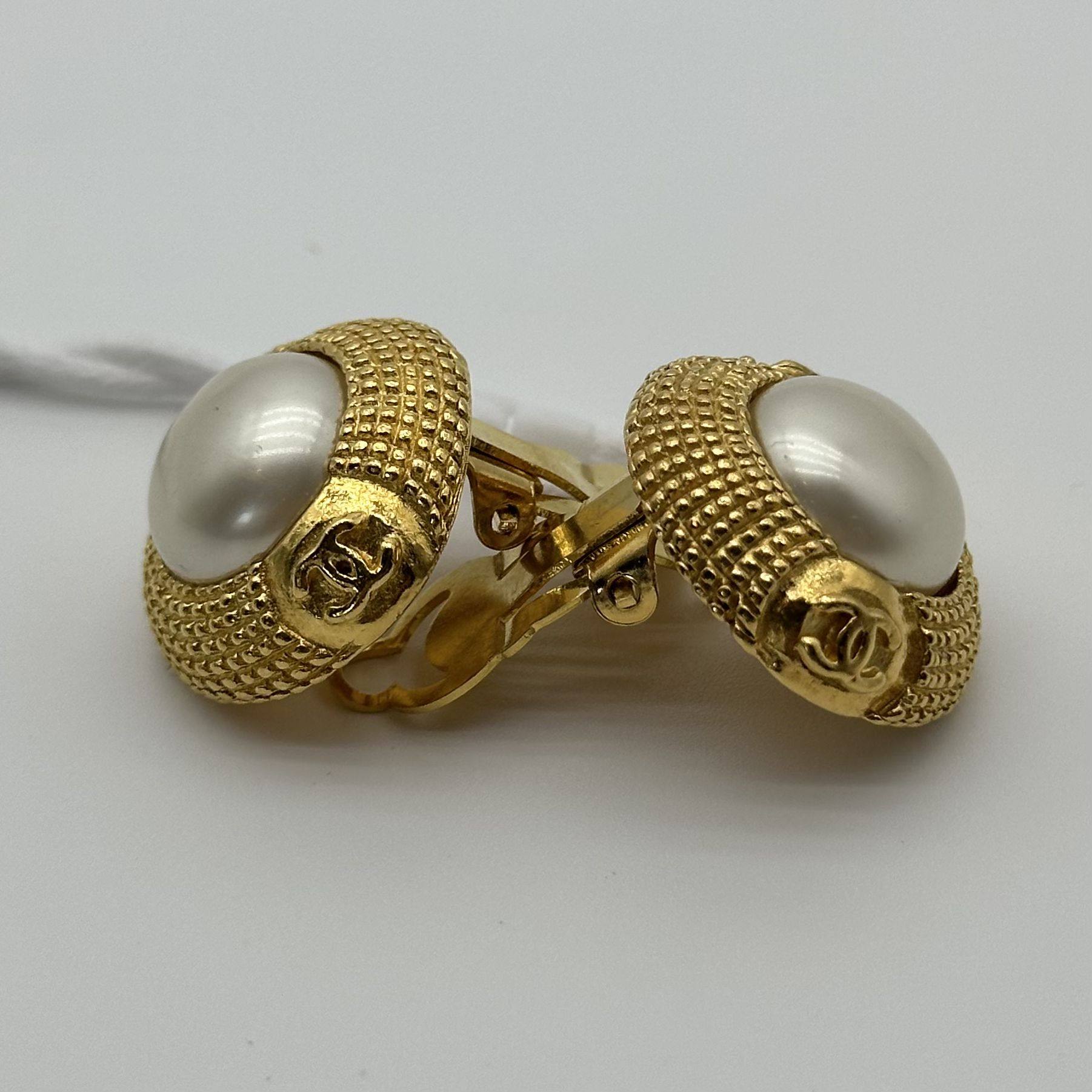 Boucles d'oreilles clips en perles matelassées vintage Chanel Doré