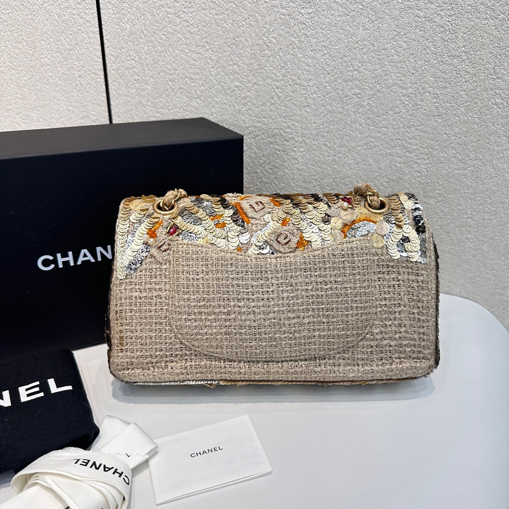 Bolso de hombro mediano Chanel Classic Flap en tweed adornado multicolor