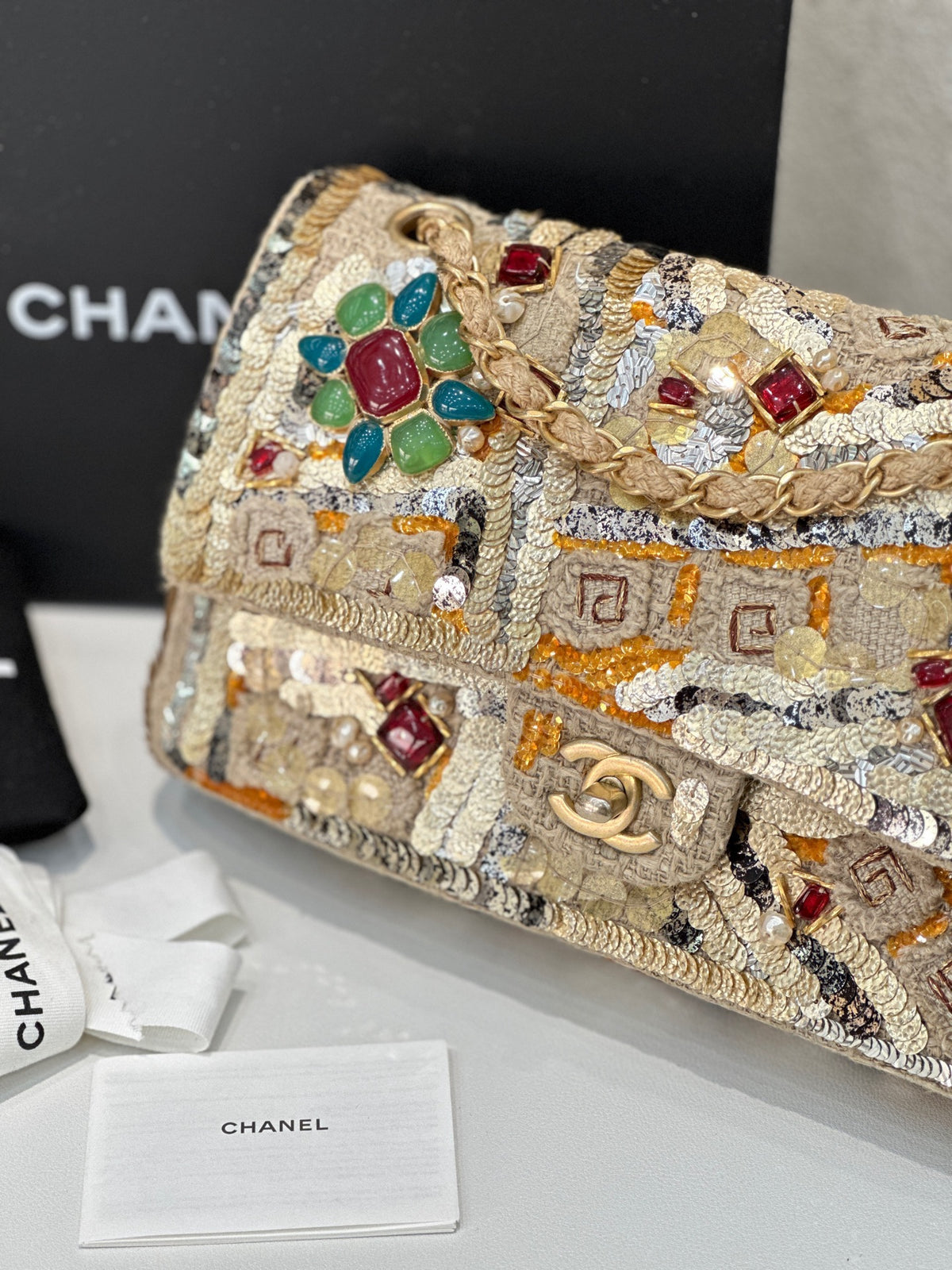Bolso de hombro mediano Chanel Classic Flap en tweed adornado multicolor