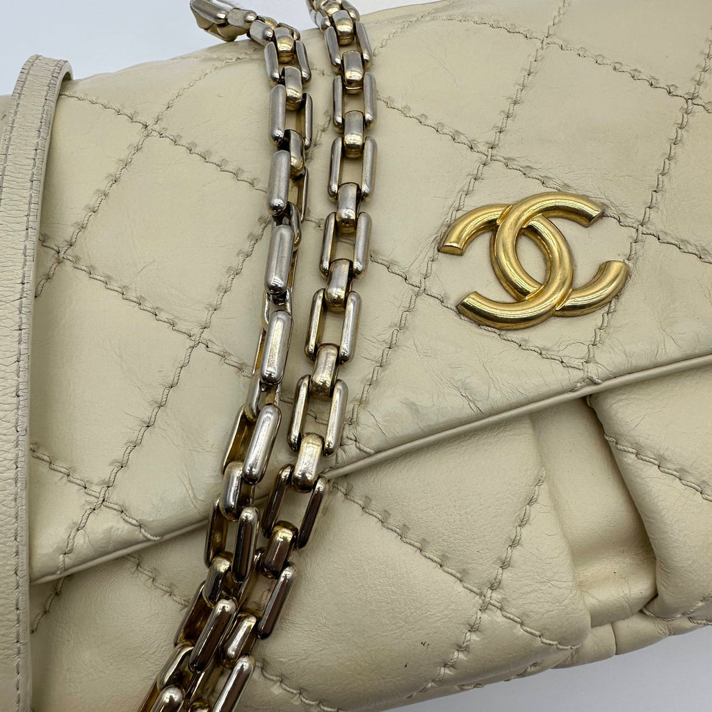 Chanel Matelassé crossbody Bag calfskin White Gold Hardware 14 Series