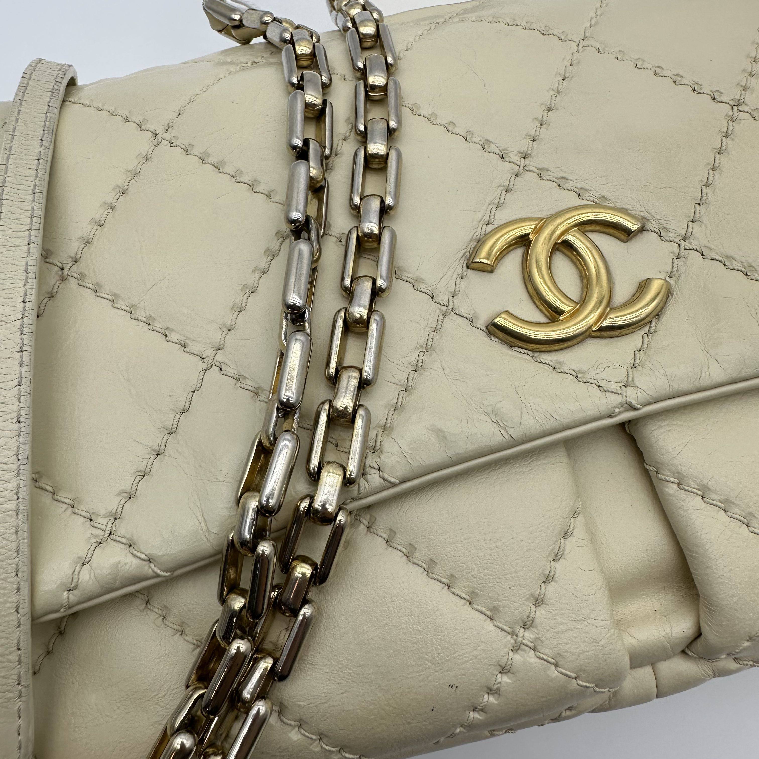 Chanel Matelassé crossbody Bag calfskin White Gold Hardware 14 Series