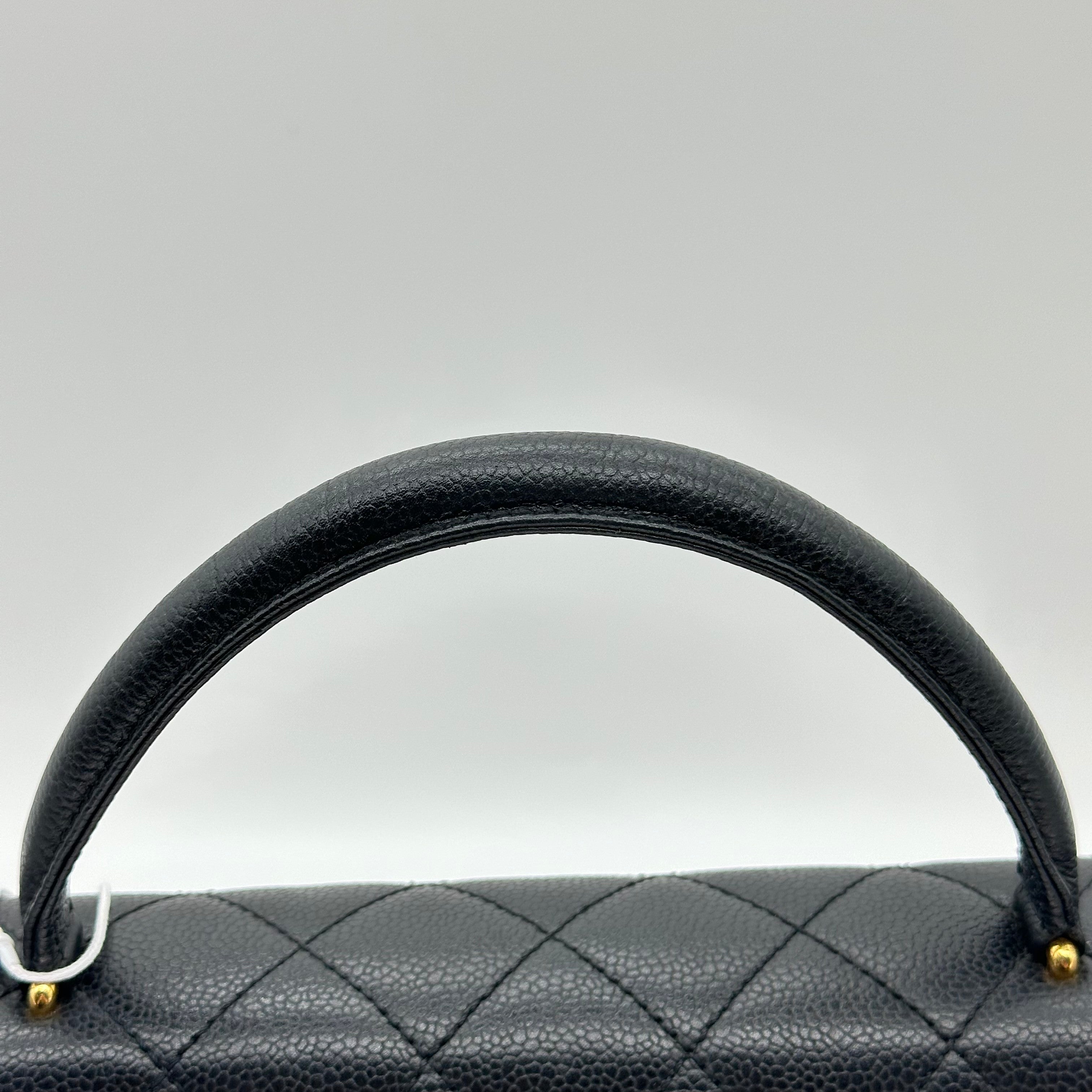 Sac à main Chanel Kelly avec poignée supérieure en cuir Caviar Matériel doré noir Matelasse Série 6