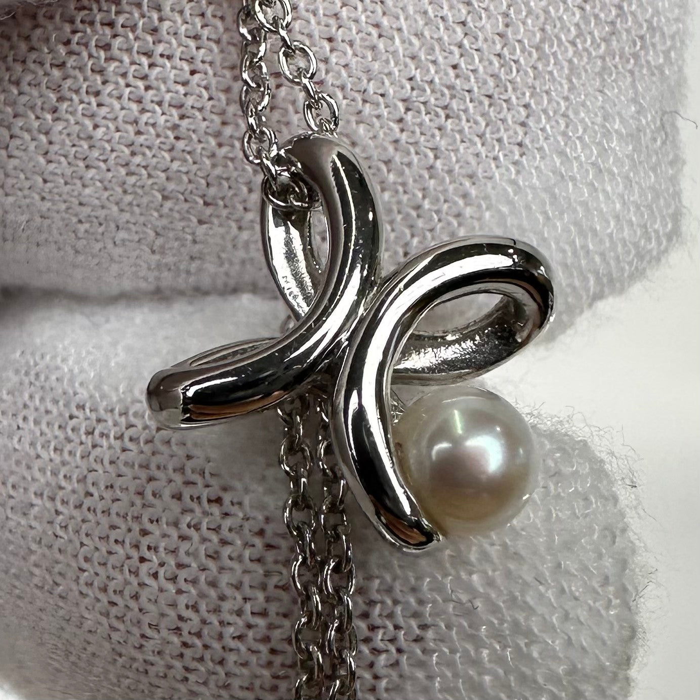 TASAKI Collier de perles Akoya avec motif croix en argent