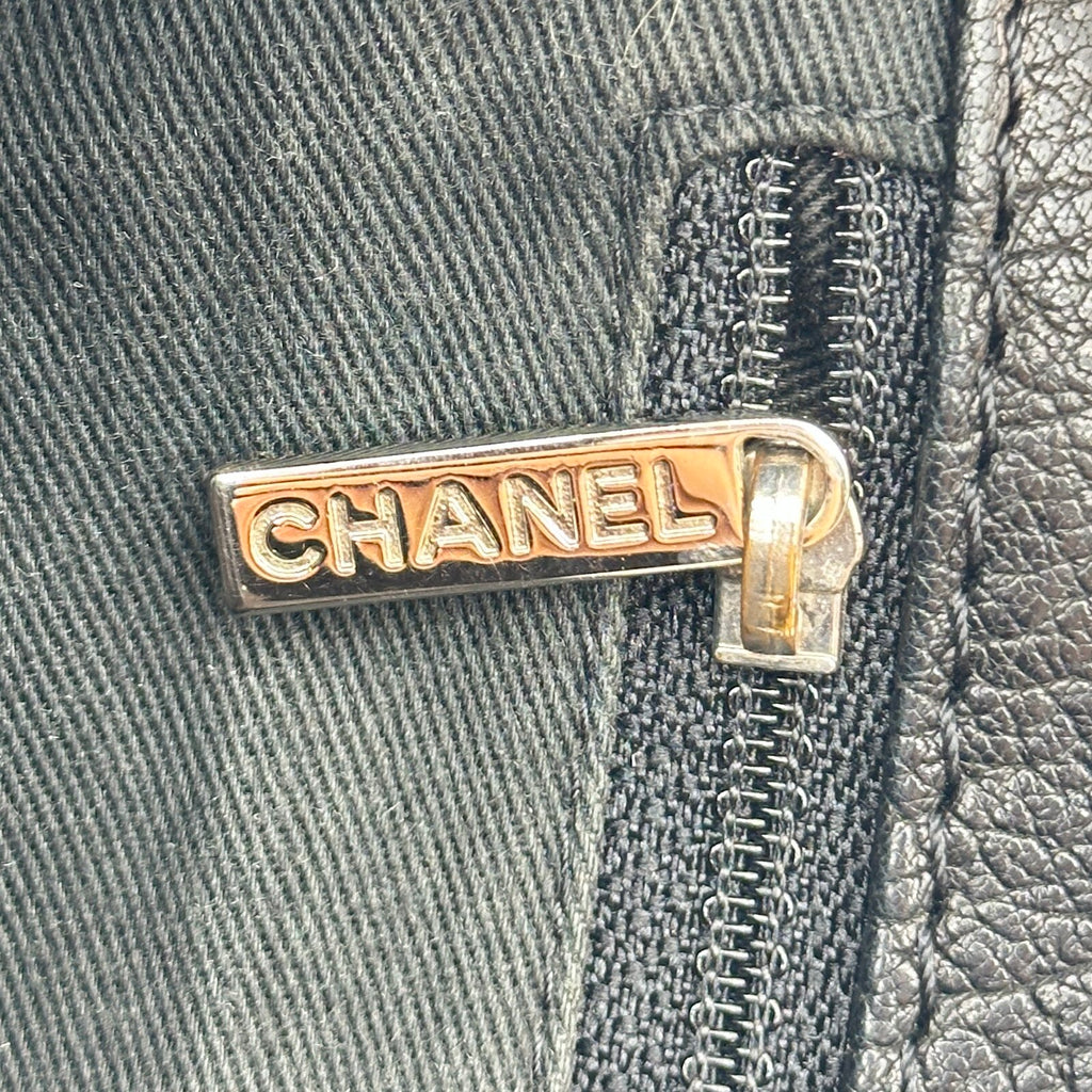 Chanel 黑色做旧皮革 CC 吊饰两用束口水桶包