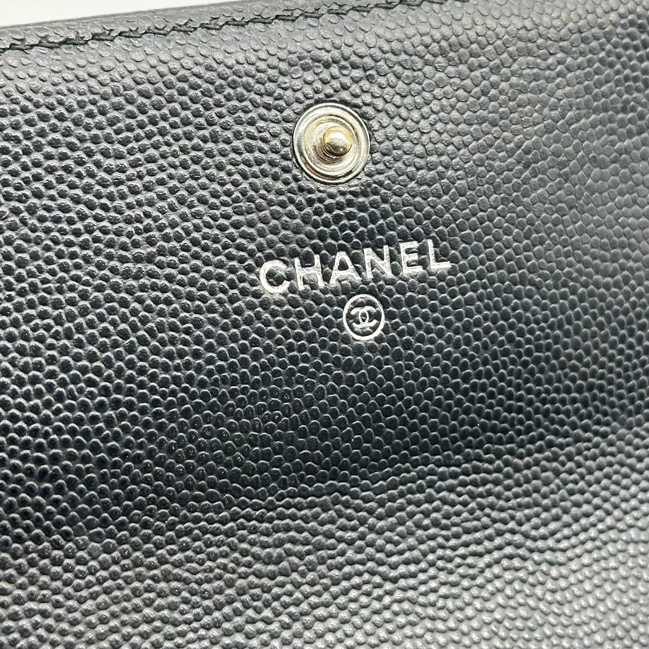 Chanel Boy Gusset Flap Wallet, große Geldbörse aus gestepptem Caviar-Leder, Schwarz