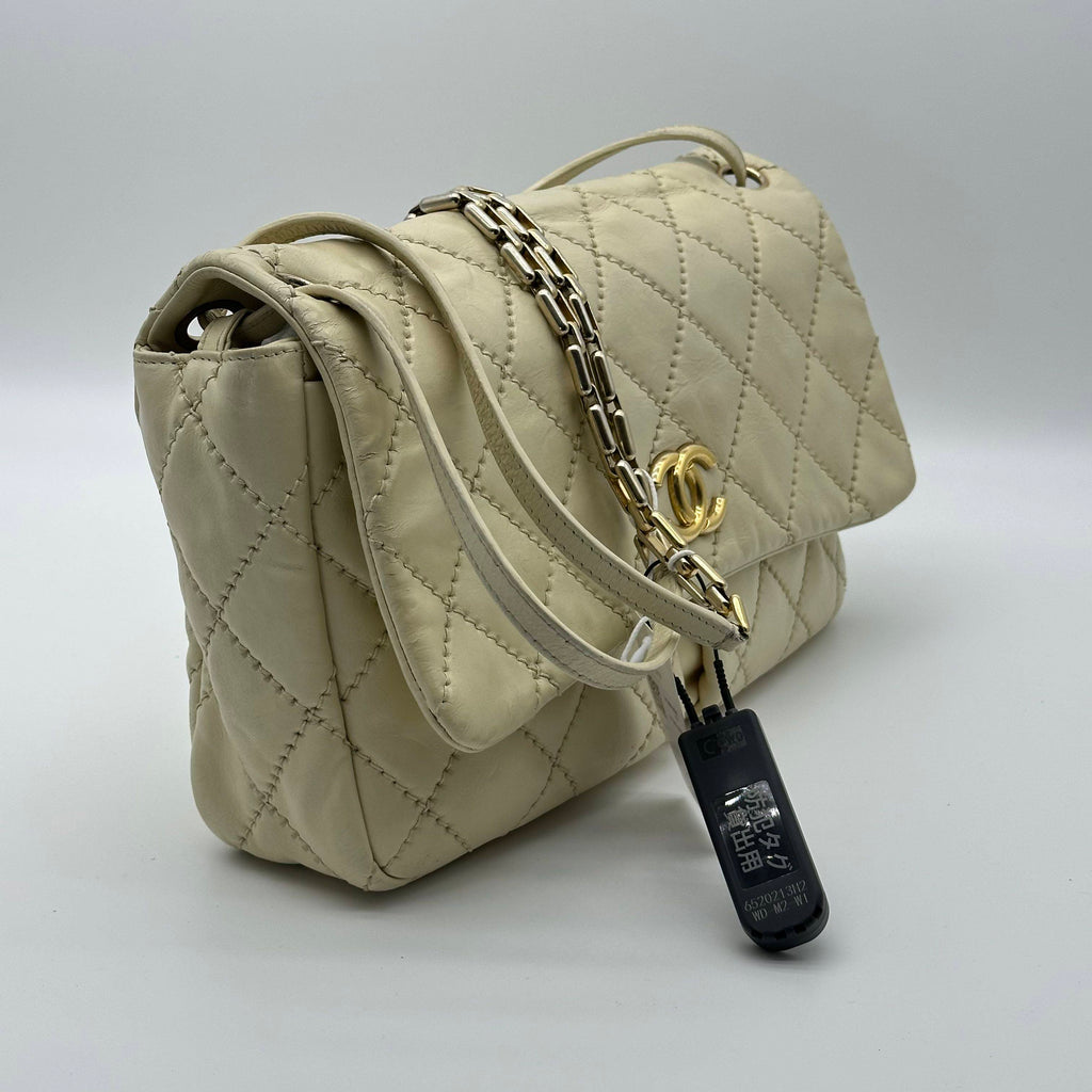 Chanel Matelassé crossbody Bag calfskin White Gold Hardware 14 Series