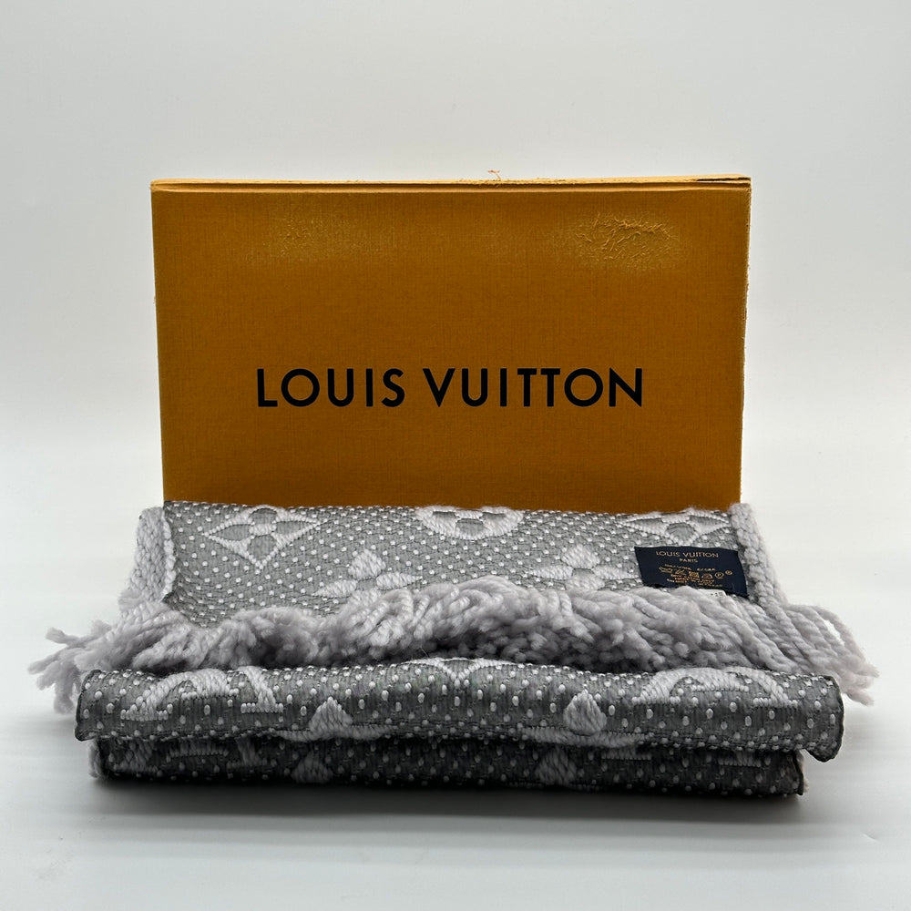 Louis Vuitton Logomania Schal aus Wolle und Seide, Gris Perle, M74742