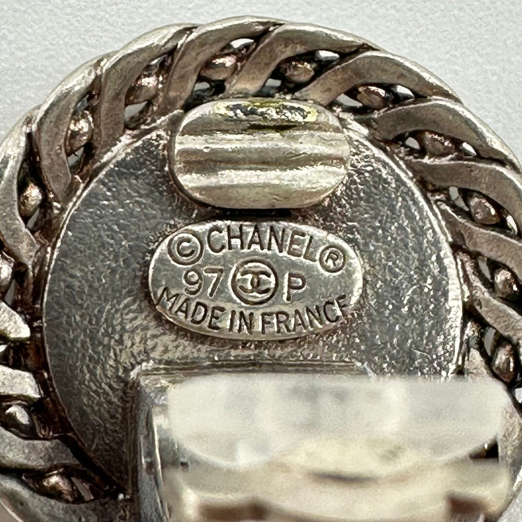 Chanel 肖像图案复古银币夹式耳环