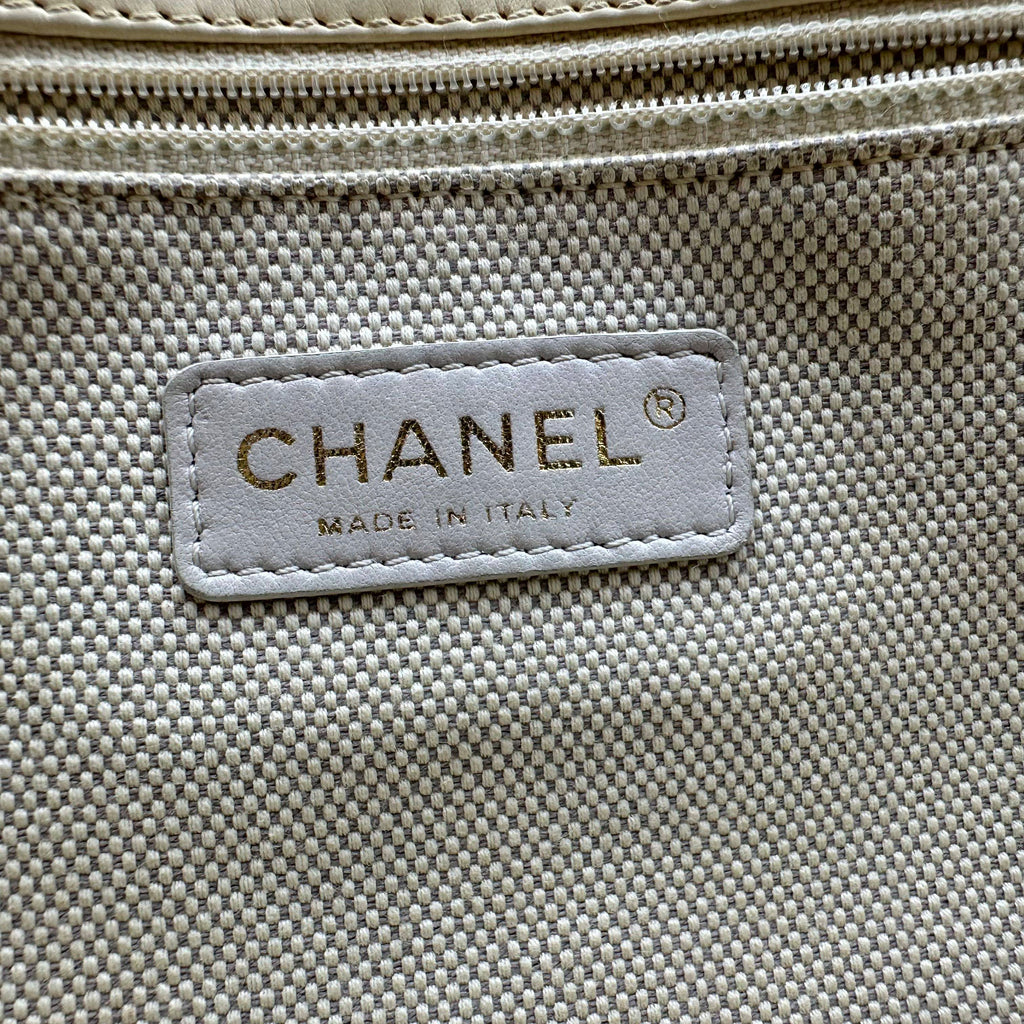 Chanel Matelassé crossbody Bag calfskin White Gold Hardware 14 Series