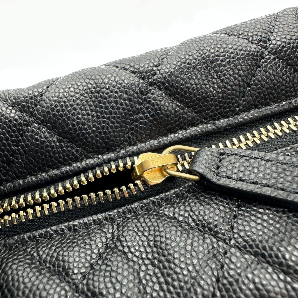 Chanel Mini sac rond Hobo Pouch Noir Caviar brillant Matériel en métal mélangé RFID