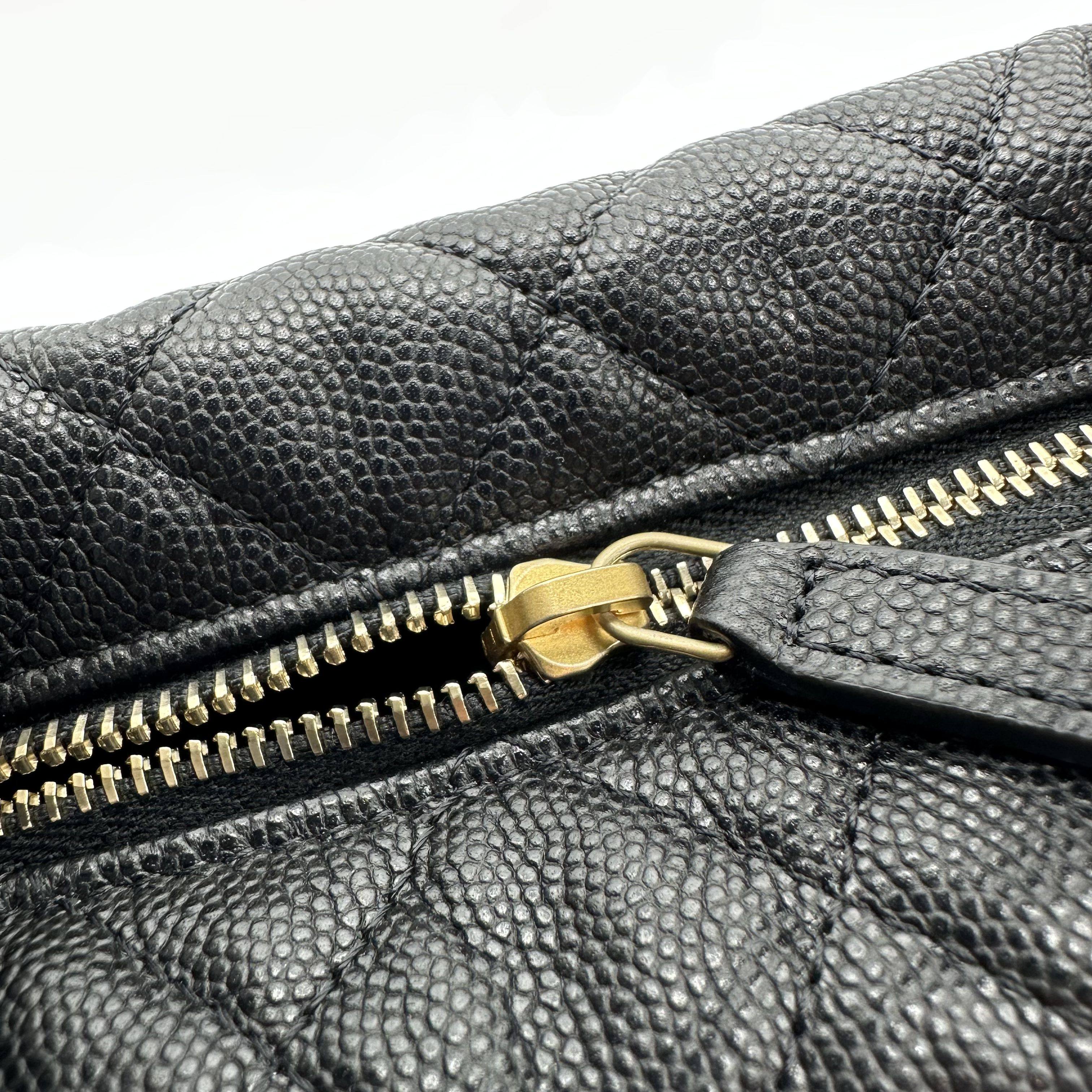 Chanel Mini sac rond Hobo Pouch Noir Caviar brillant Matériel en métal mélangé RFID