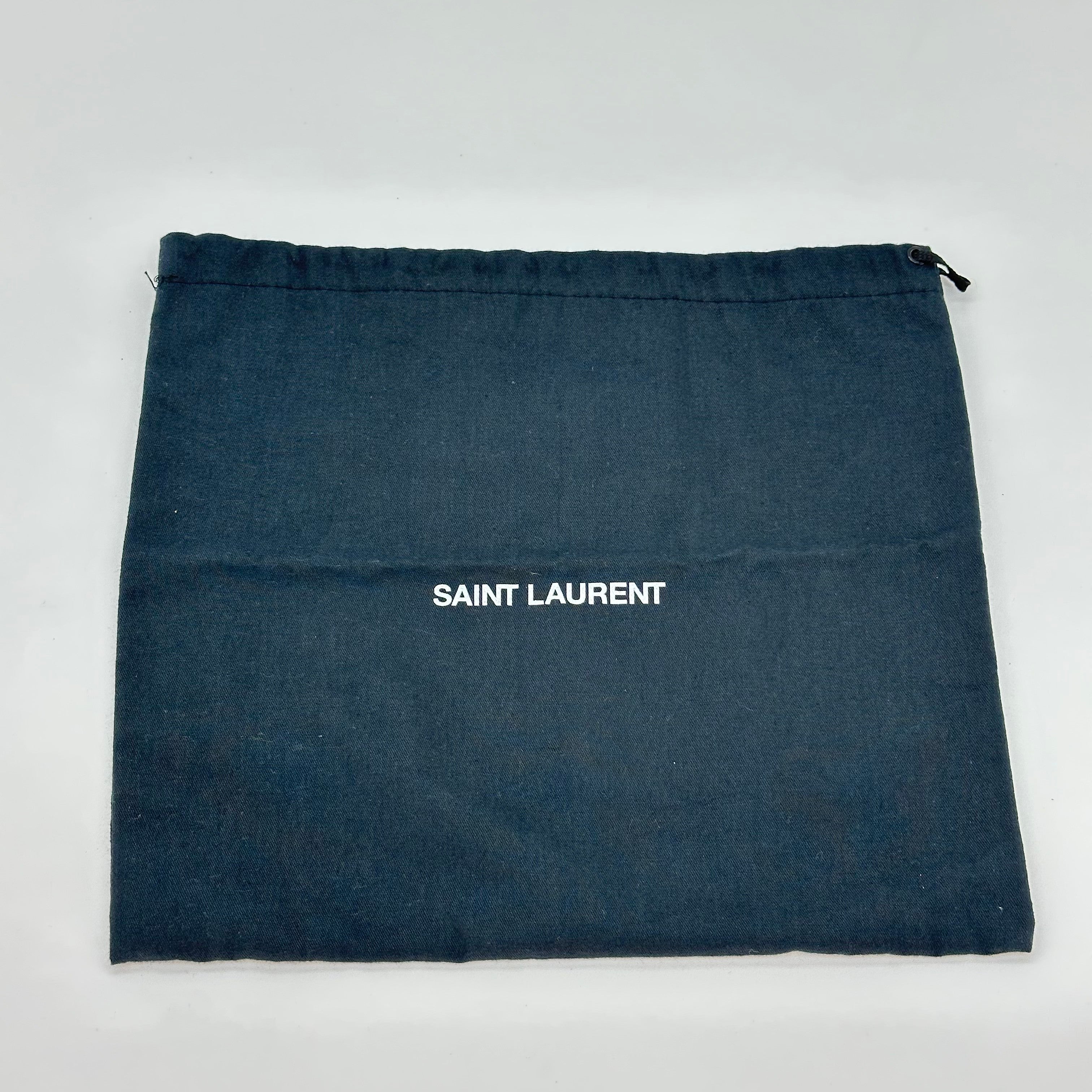 SAINT LAURENT PARIS Riñonera de terciopelo con puntada en V Bolsa para cámara negra