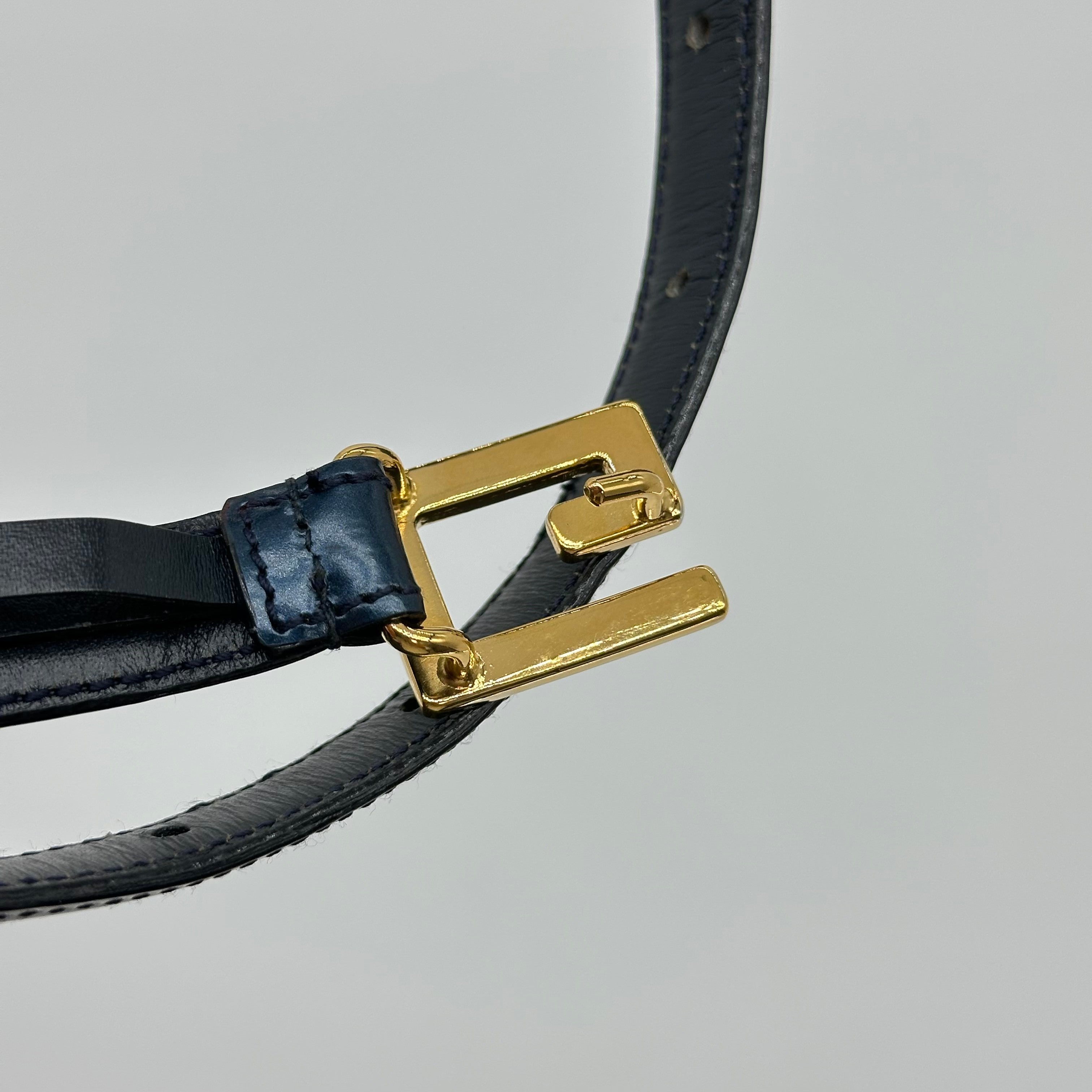 Cinturón de cuero con logo G cuadrado Gucci Cinturón clásico con hebilla dorada Talla 75