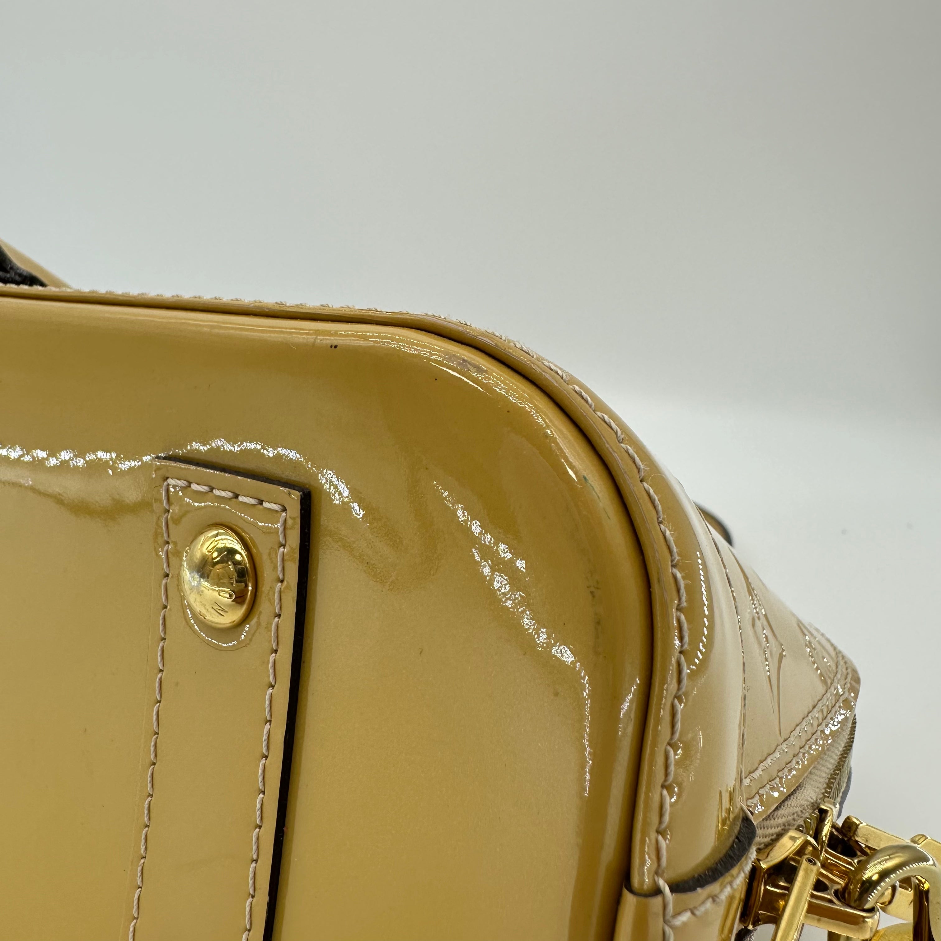 Louis Vuitton Alma Vernis Sac à coque en cuir verni Sac à bandoulière avec poignée supérieure M90101