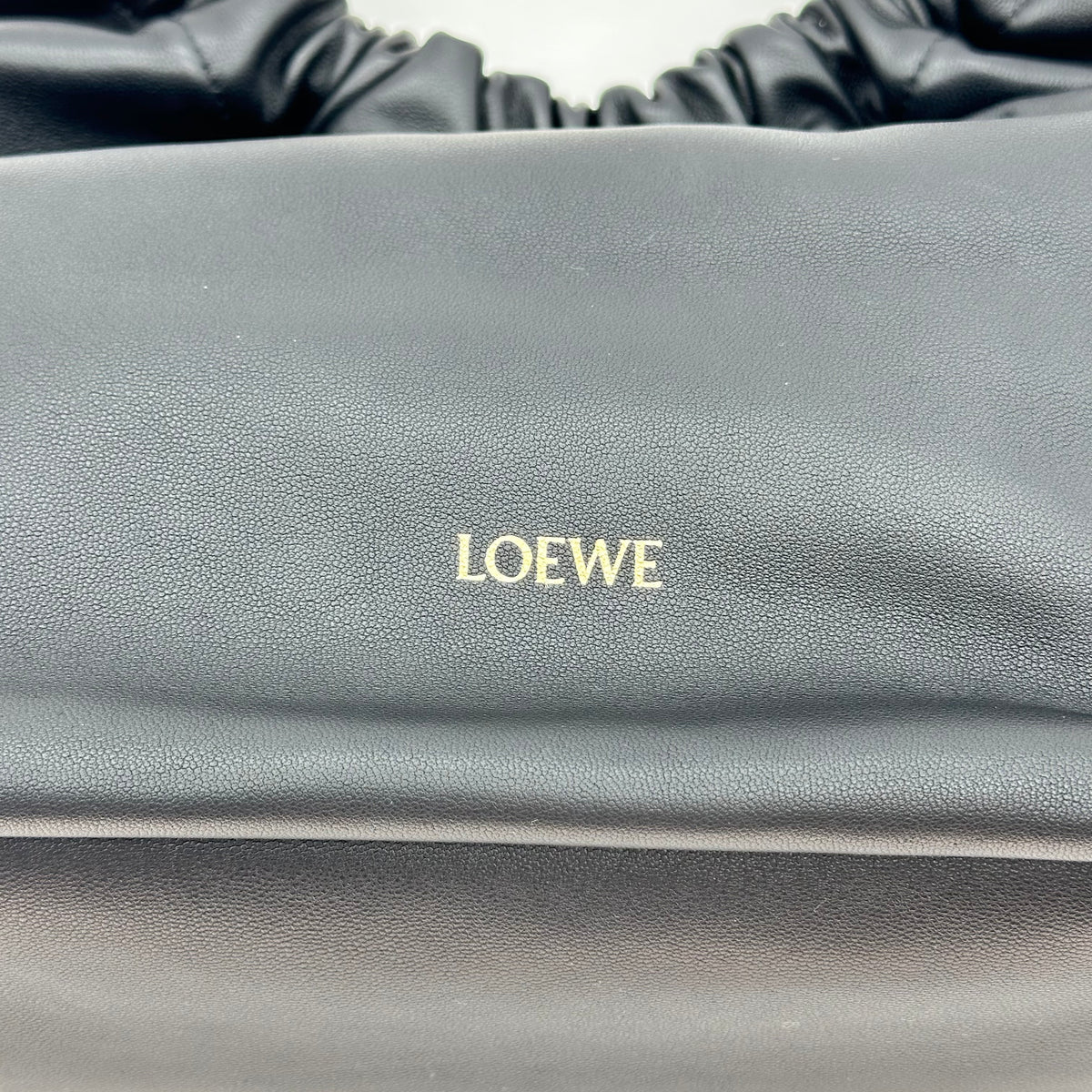 LOEWE Kleine Quetschtasche aus weichem Nappa-Lammleder Schwarz 2way HOBO