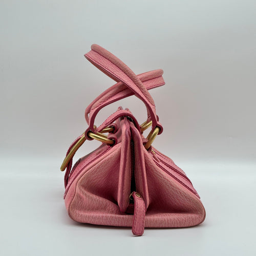 Celine Handtasche aus genarbtem Leder mit Schnallendetail in Pink