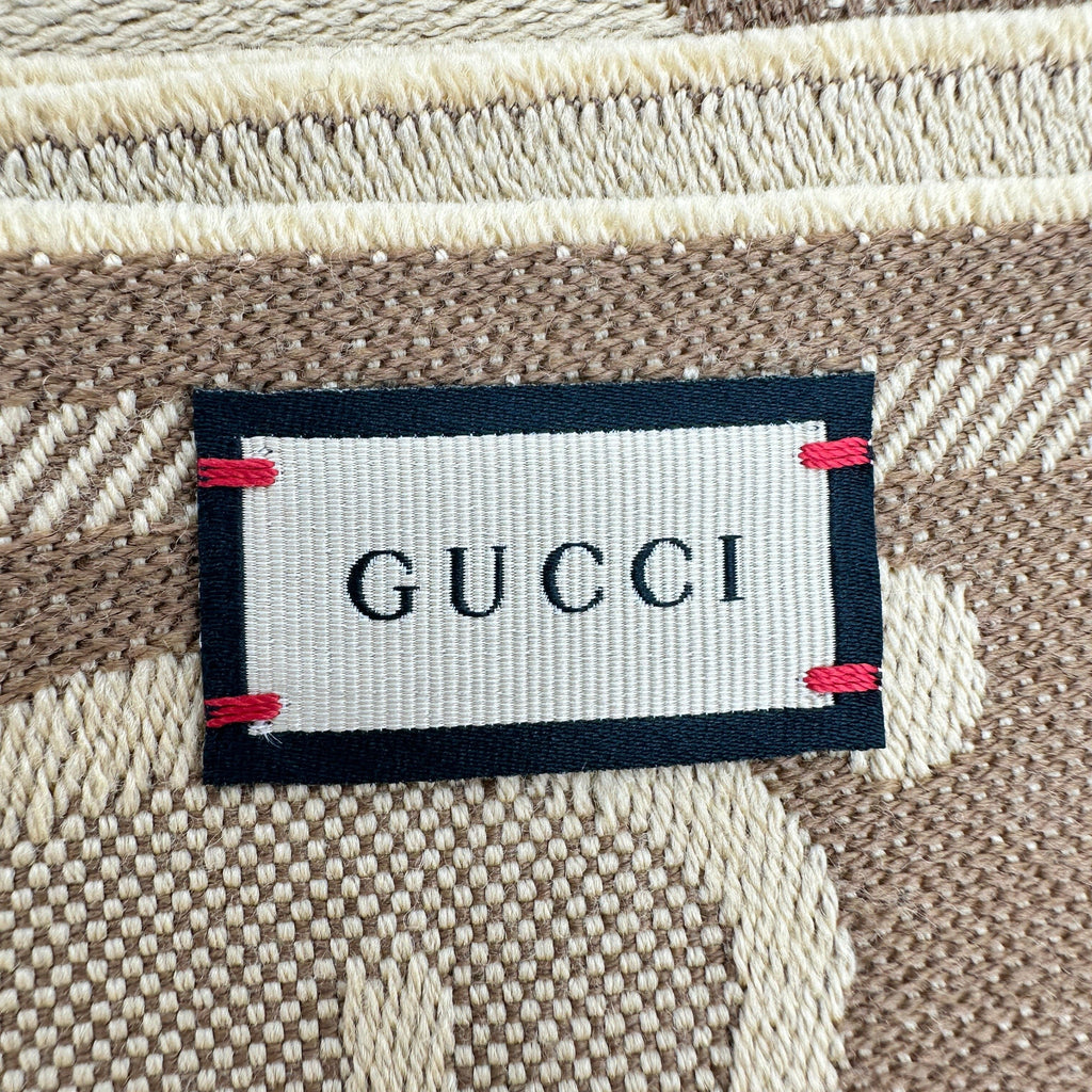 Gucci 581537 GG jacquard Scarf Wool Brown x beige Wears Lint on fabric Creases smells
