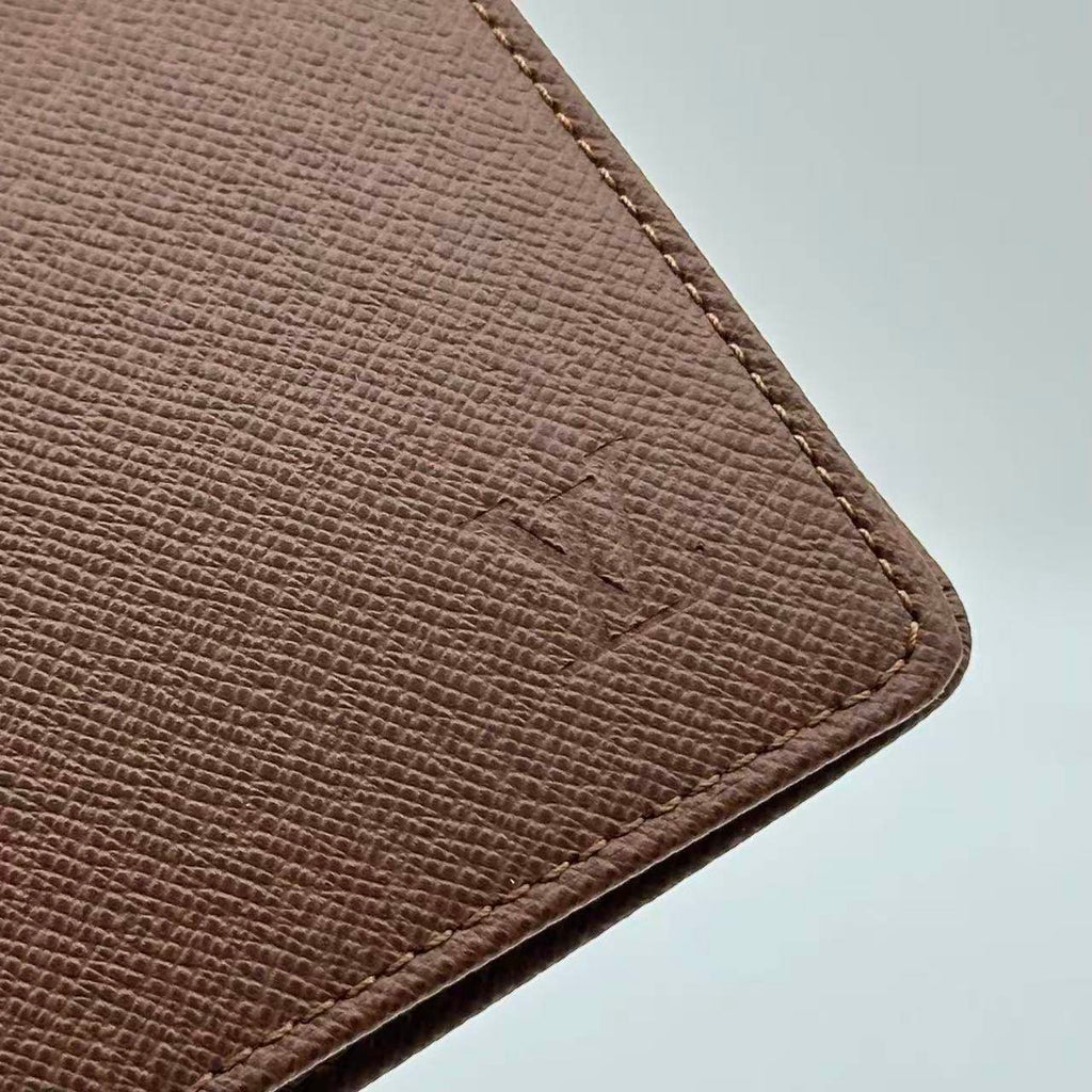 Étui pour porte-cartes en cuir marron Taiga de Louis Vuitton
