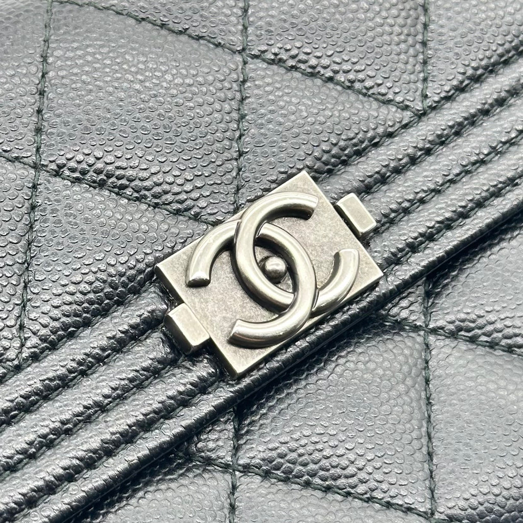 Chanel Boy Gusset Flap Wallet, große Geldbörse aus gestepptem Caviar-Leder, Schwarz