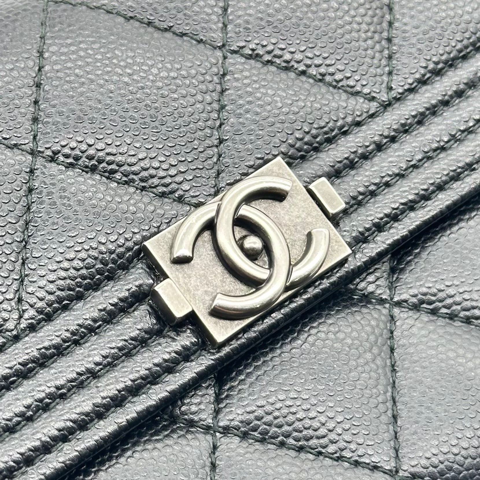 Chanel Boy Gusset Flap Wallet, große Geldbörse aus gestepptem Caviar-Leder, Schwarz