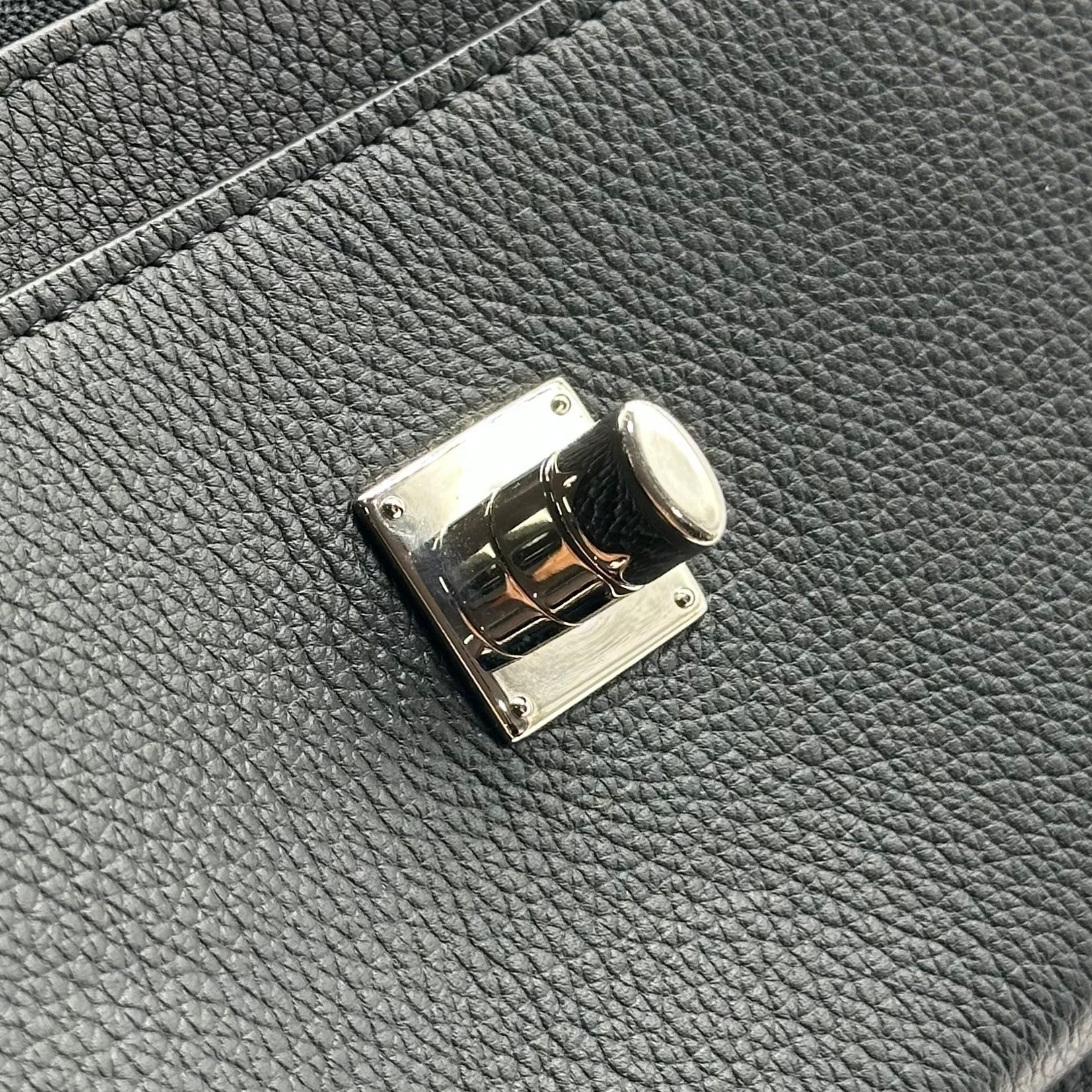 Louis Vuitton Mylockme Chain Pochette Lockme Sac à bandoulière avec chaîne argentée Noir