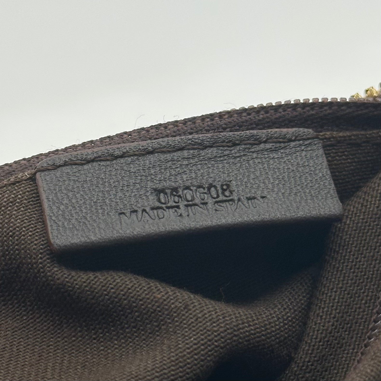 LOEWE 160th Anniversary Limited Edition Umhängetasche aus Wildleder mit Jubiläums-Logo