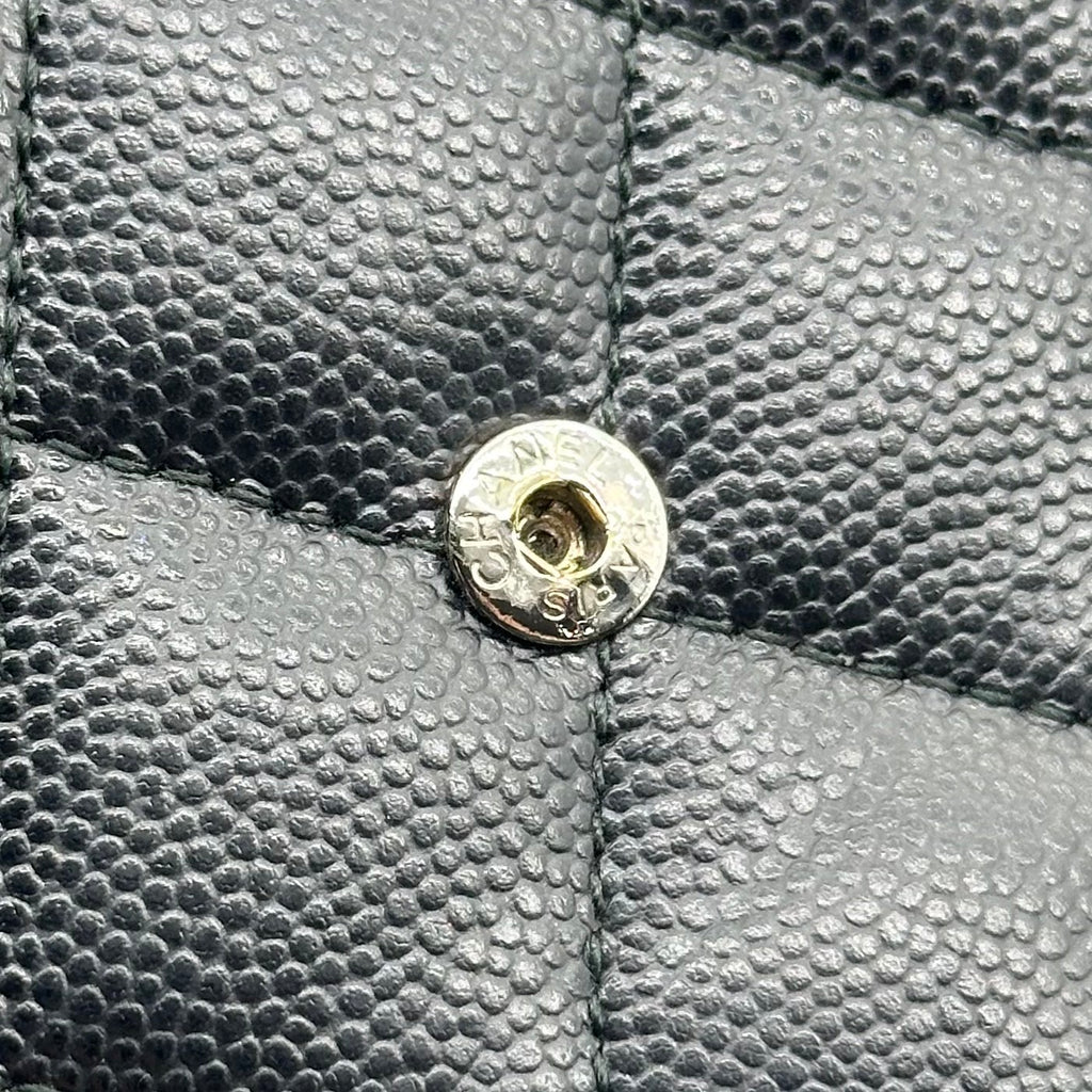 Chanel Boy Gusset Flap Wallet, große Geldbörse aus gestepptem Caviar-Leder, Schwarz