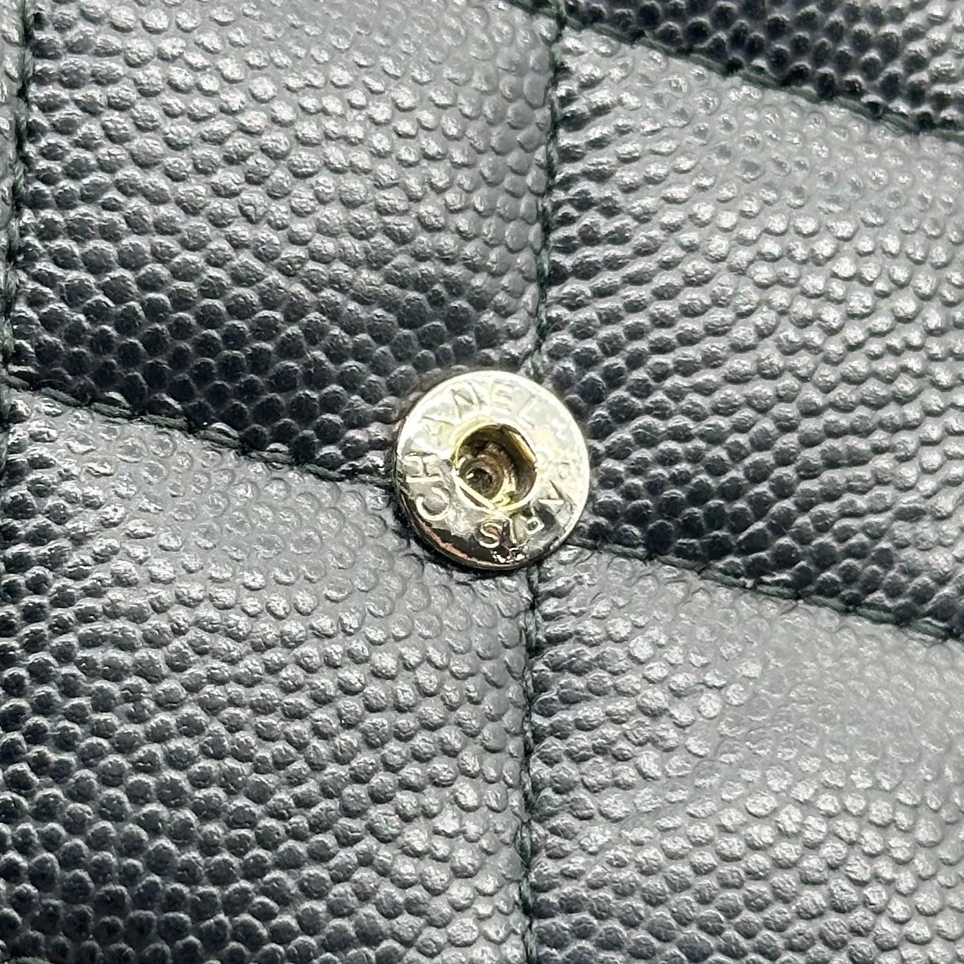 Chanel Boy Gusset Flap Wallet, große Geldbörse aus gestepptem Caviar-Leder, Schwarz