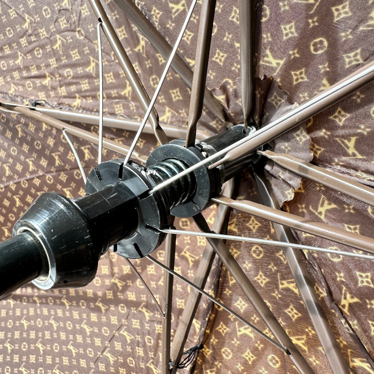 Louis Vuitton M70123 Para Plus ONDAY Folding umbrella Polyester Brown Scratched Wears Losing luster Marked Discoloration Frayed