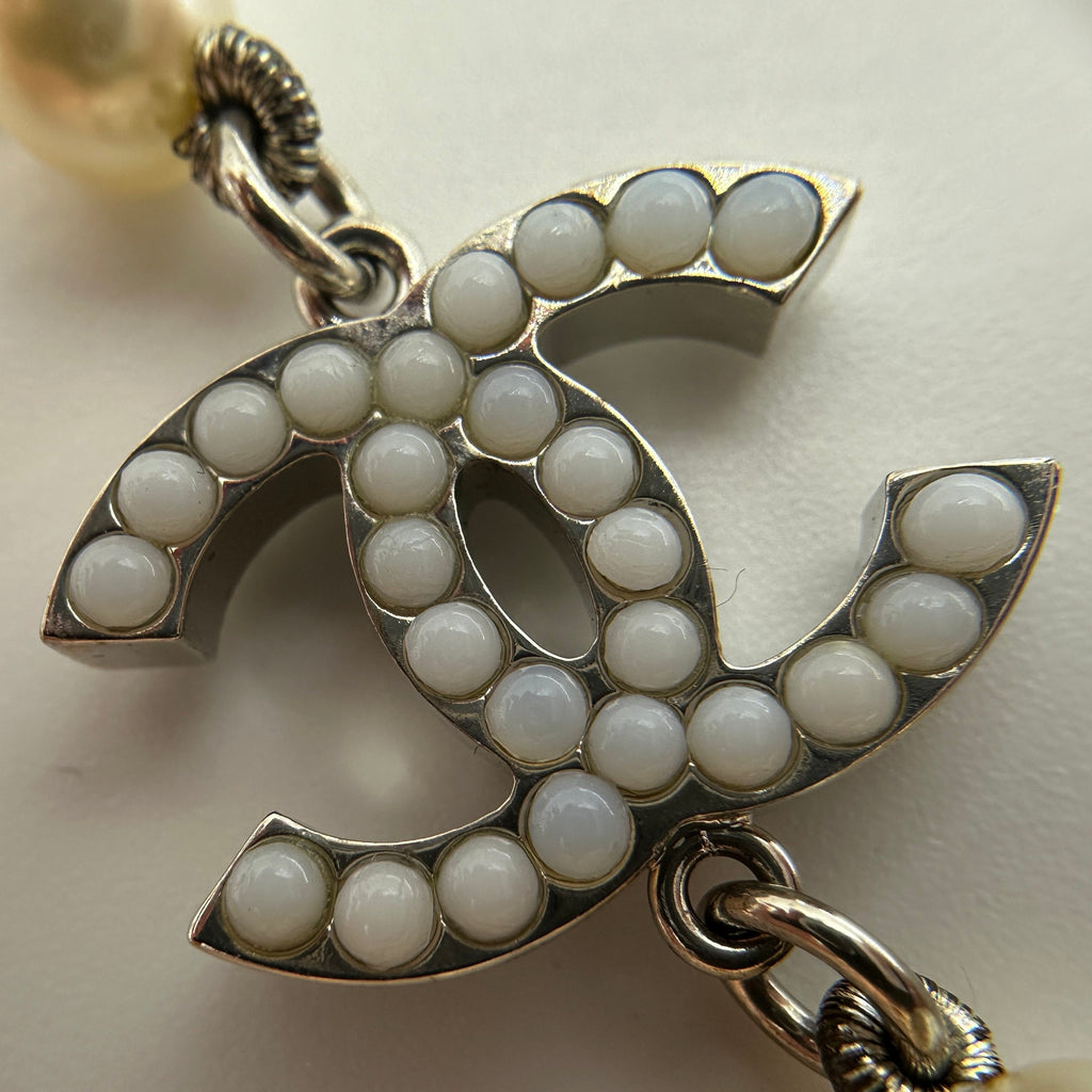 Chanel Coco Mark A12W Necklace Metal x imitation pearl Silver Wears Scratched Losing luster Marked Discoloration Oxidation staining Lint on fabric