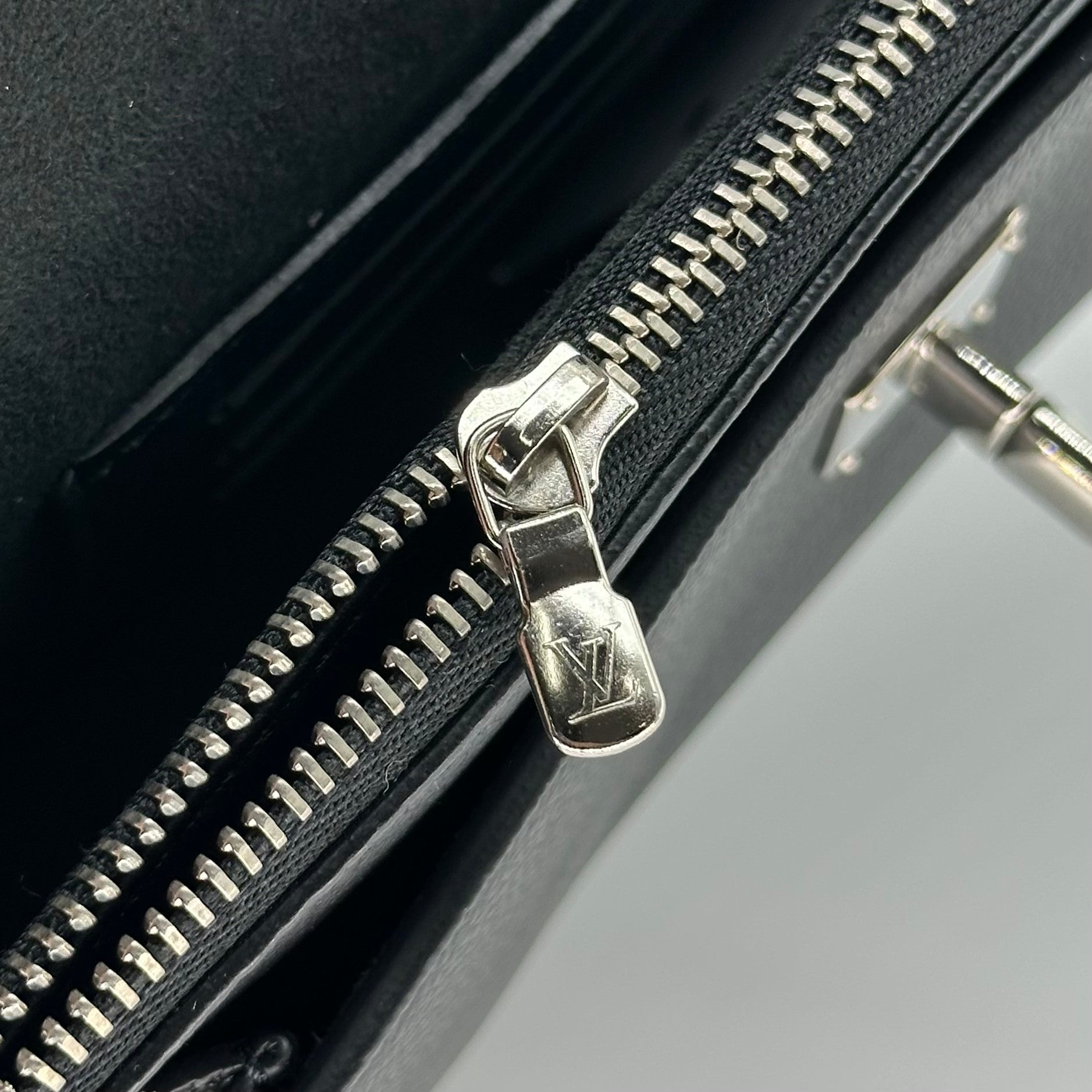 Louis Vuitton Mylockme Chain Pochette Lockme Sac à bandoulière avec chaîne argentée Noir