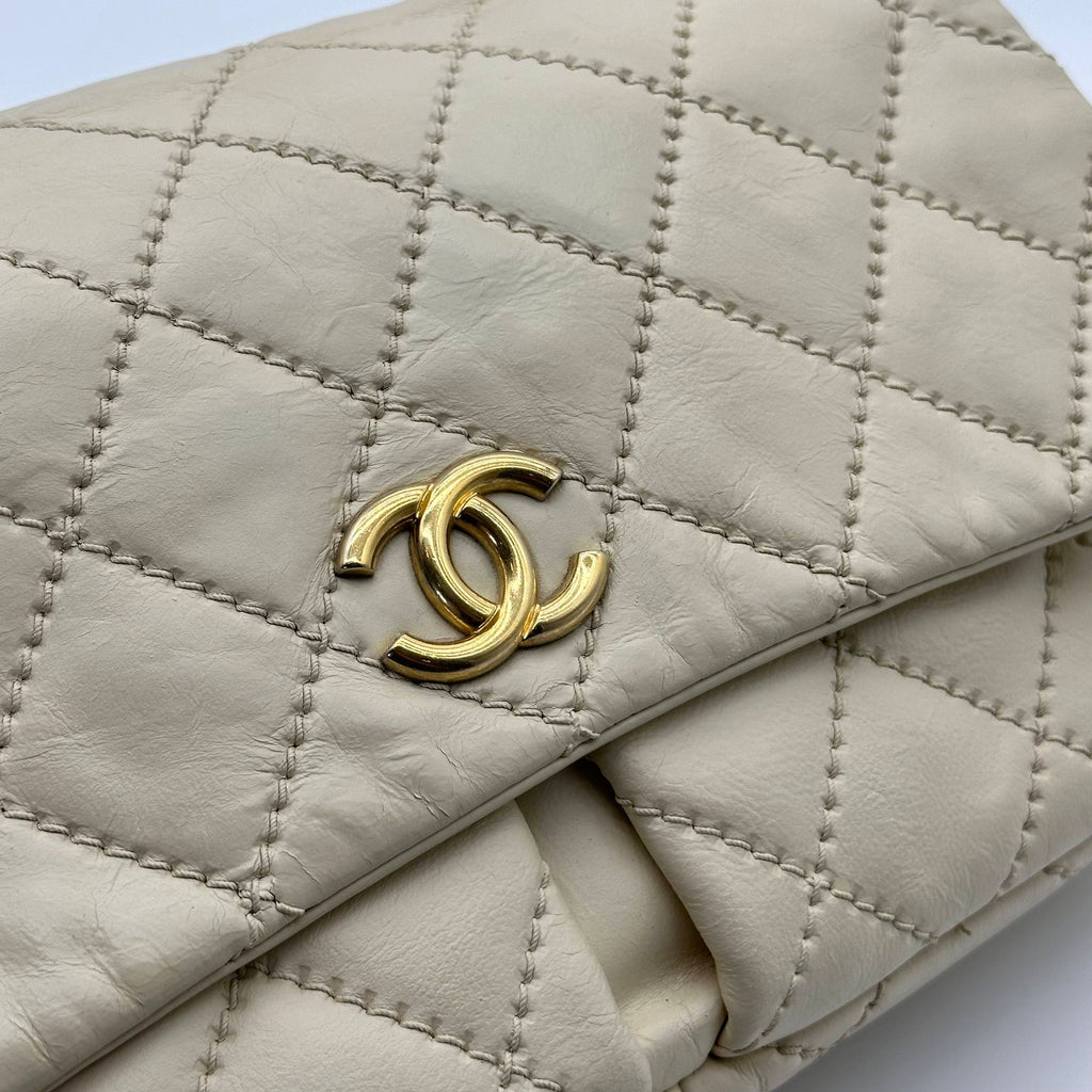 Chanel Matelassé crossbody Bag calfskin White Gold Hardware 14 Series