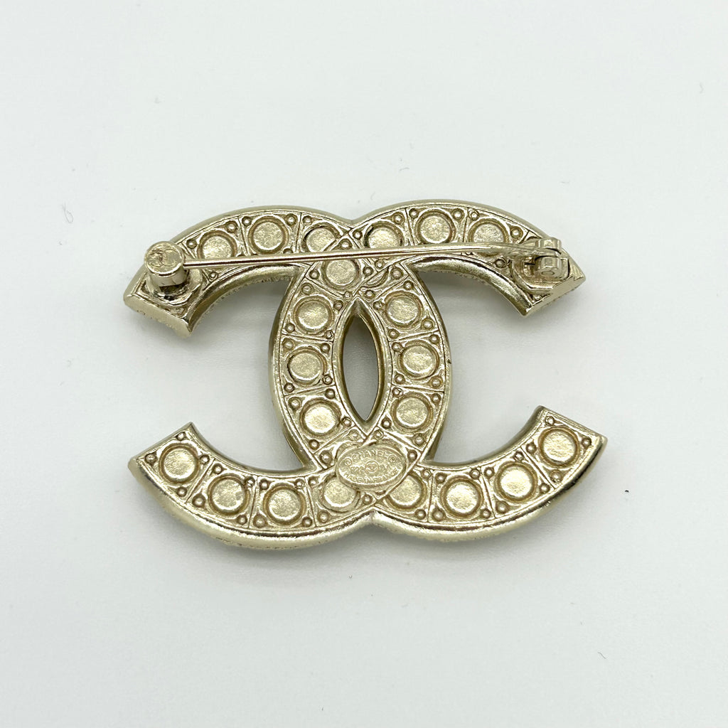 CHANEL Pearl F22 V Brooch