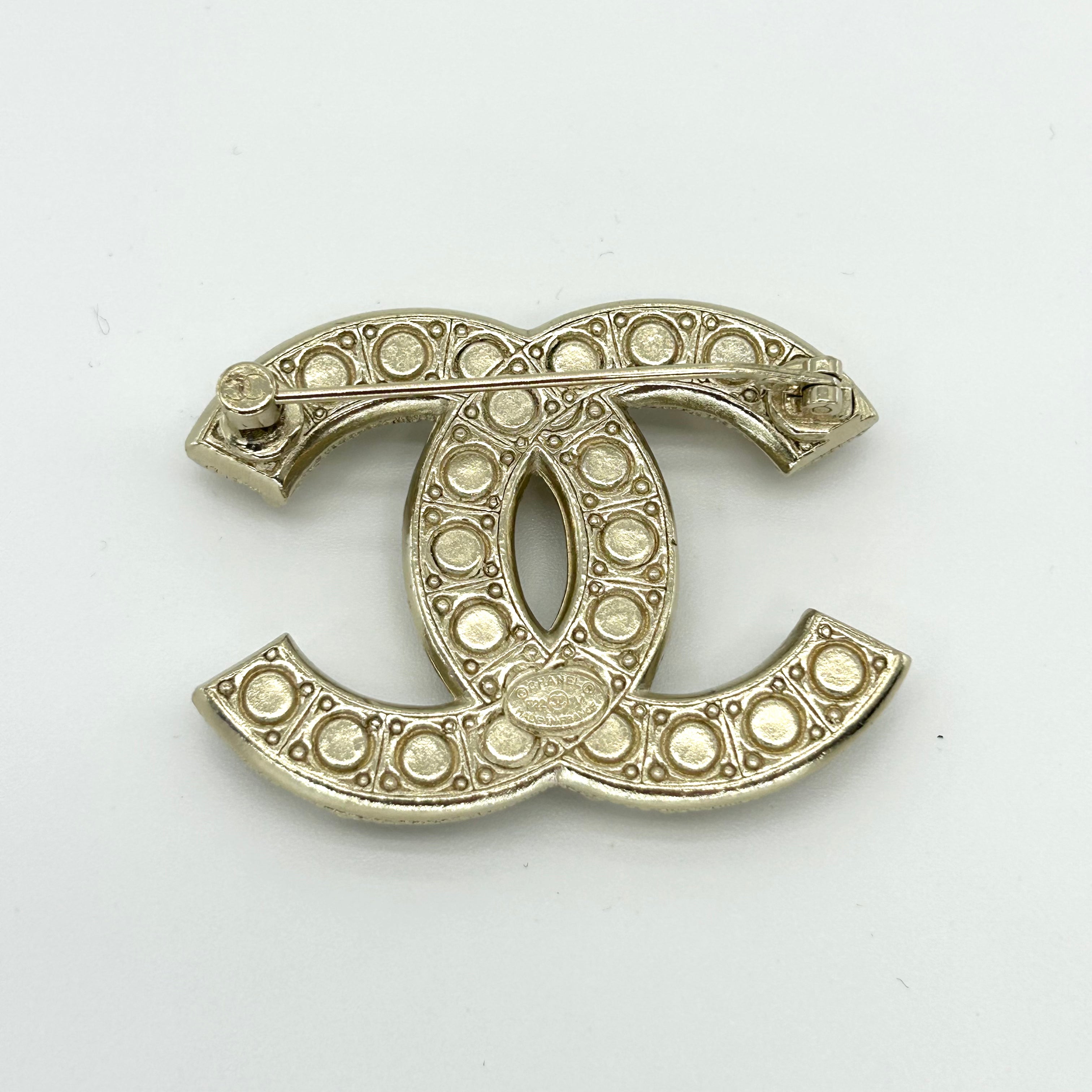 CHANEL Pearl F22 V Brooch