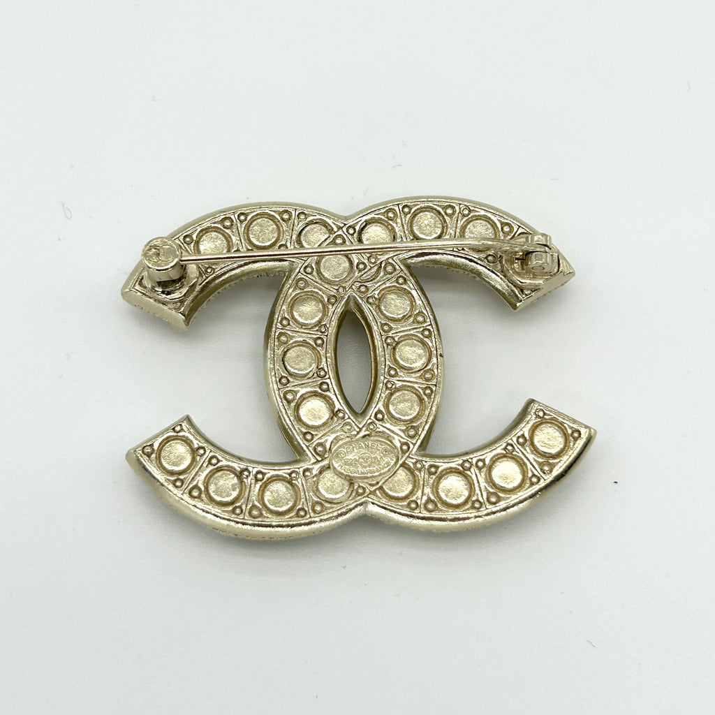 CHANEL Pearl F22 V Brooch