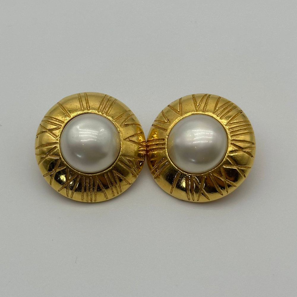 Chanel Gold Pearl Roman Chiffre Hoop Clip-On Boucles d’oreilles vintage