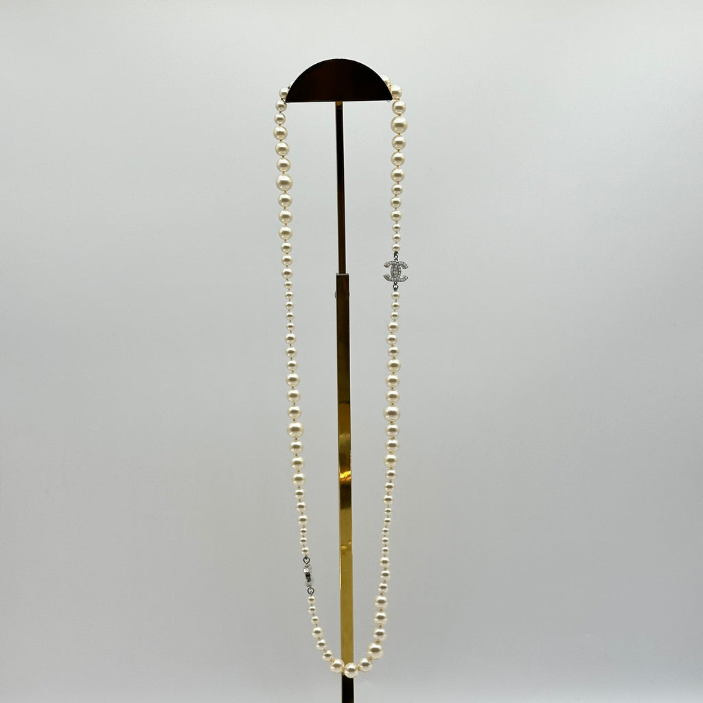 Chanel Coco Mark A12W Necklace Metal x imitation pearl Silver Wears Scratched Losing luster Marked Discoloration Oxidation staining Lint on fabric