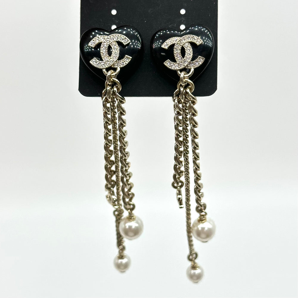 Boucles d'oreilles à tige en perles et chaîne à pampilles CC double strass coeur noir Chanel