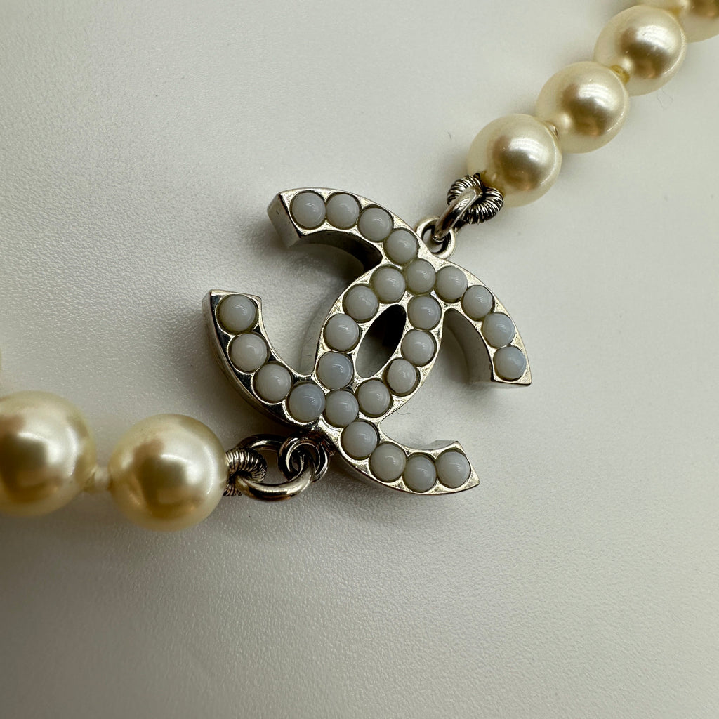Chanel Coco Mark A12W Necklace Metal x imitation pearl Silver Wears Scratched Losing luster Marked Discoloration Oxidation staining Lint on fabric