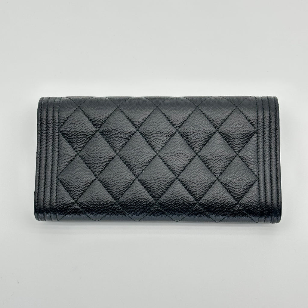 Chanel Boy Gusset Flap Wallet, große Geldbörse aus gestepptem Caviar-Leder, Schwarz