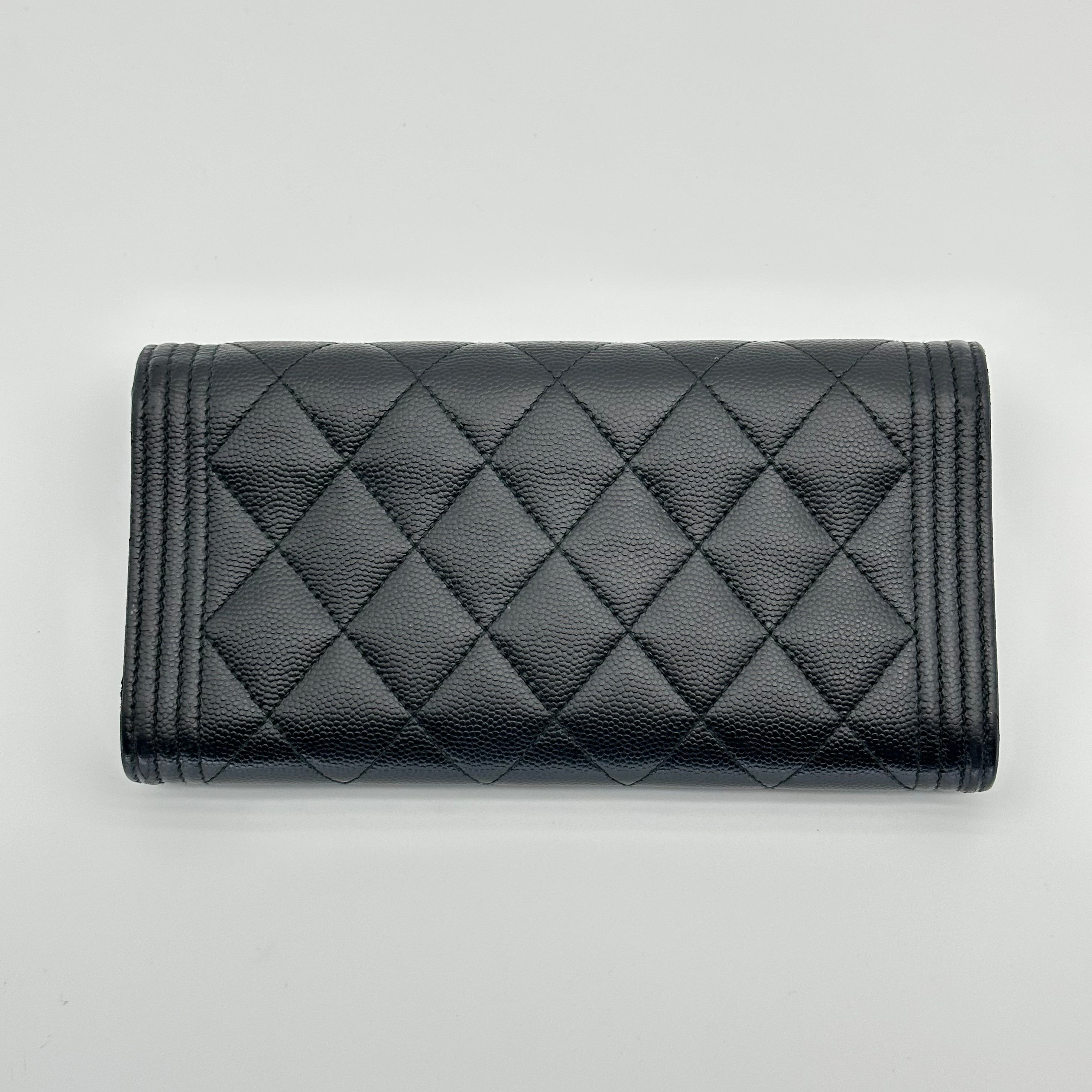 Chanel Boy Gusset Flap Wallet, große Geldbörse aus gestepptem Caviar-Leder, Schwarz