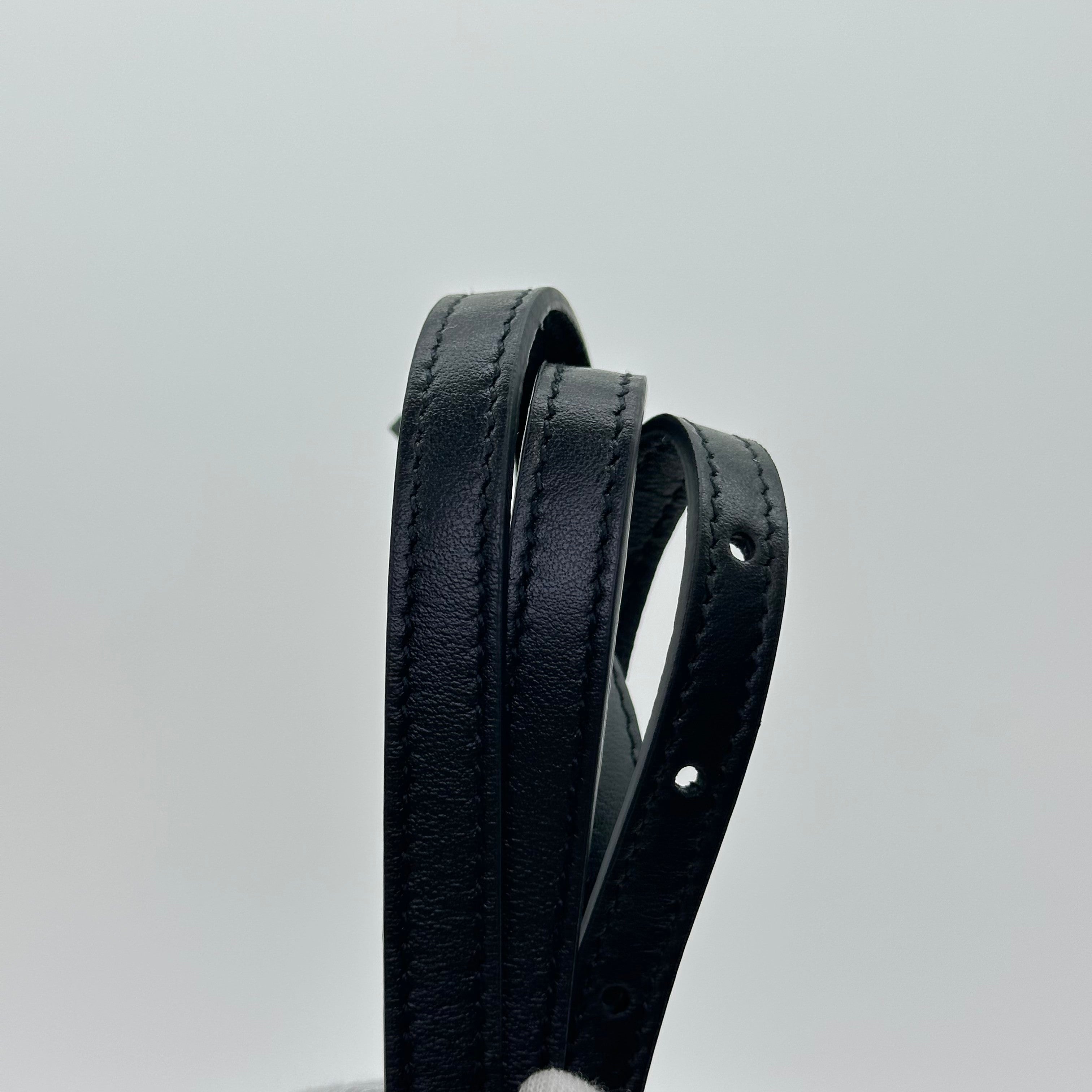 SAINT LAURENT PARIS Riñonera de terciopelo con puntada en V Bolsa para cámara negra