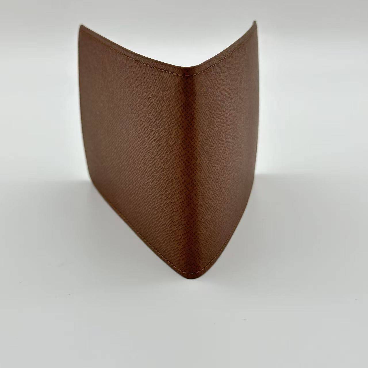 Étui pour porte-cartes en cuir marron Taiga de Louis Vuitton
