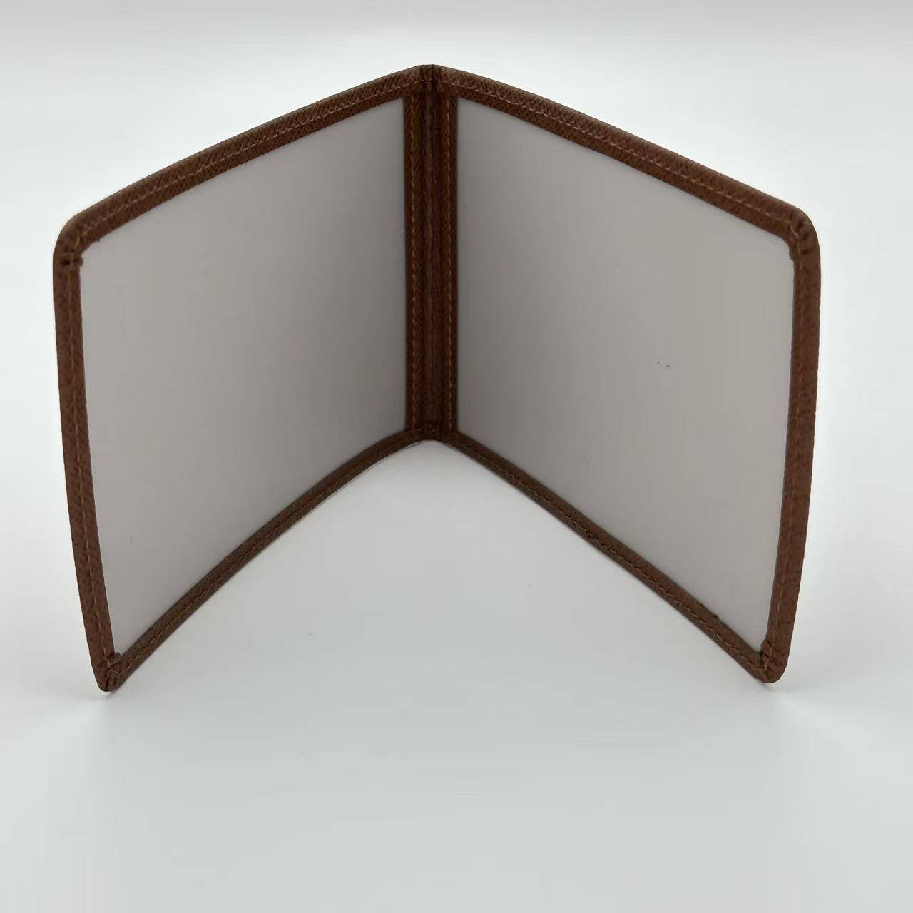 Étui pour porte-cartes en cuir marron Taiga de Louis Vuitton