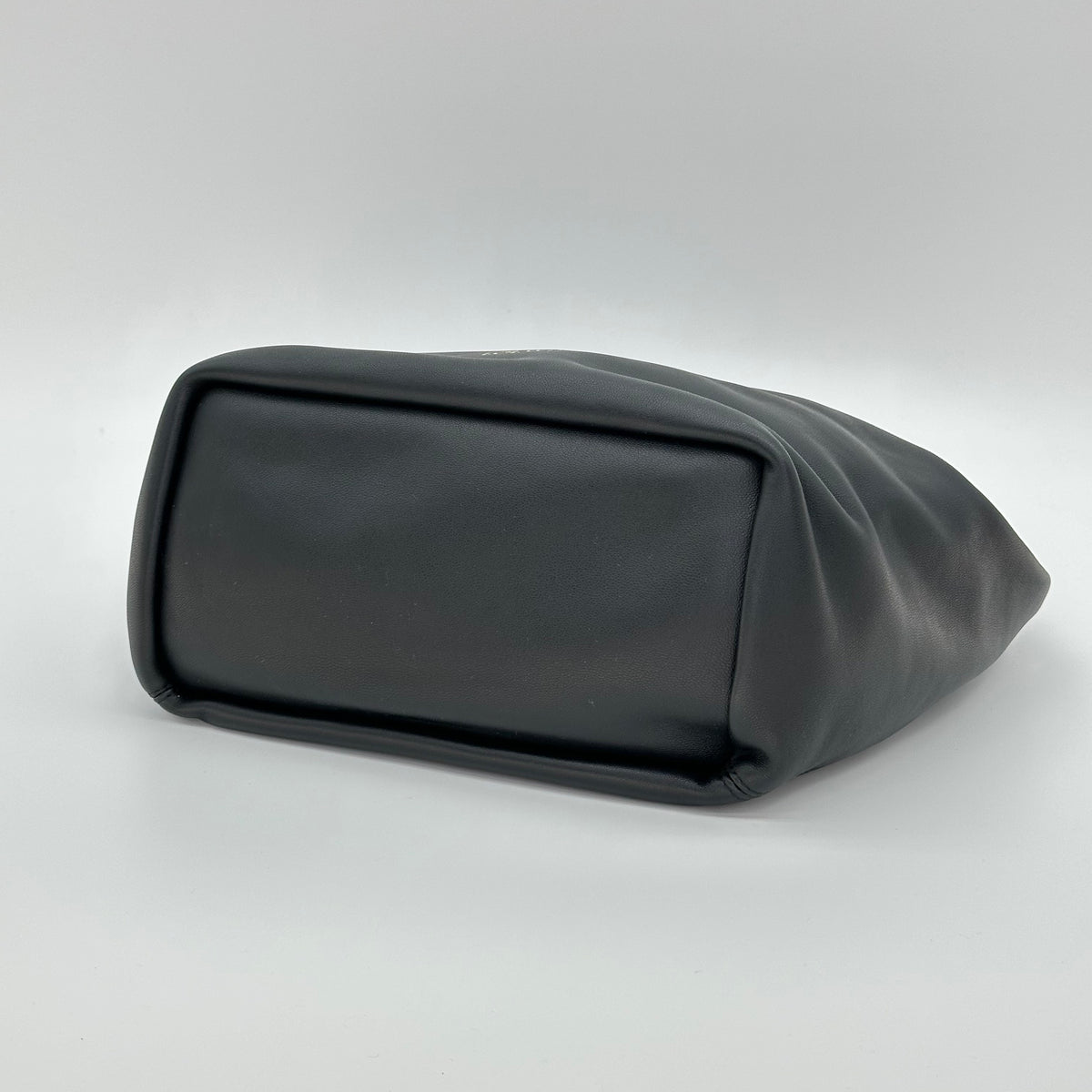 LOEWE Kleine Quetschtasche aus weichem Nappa-Lammleder Schwarz 2way HOBO