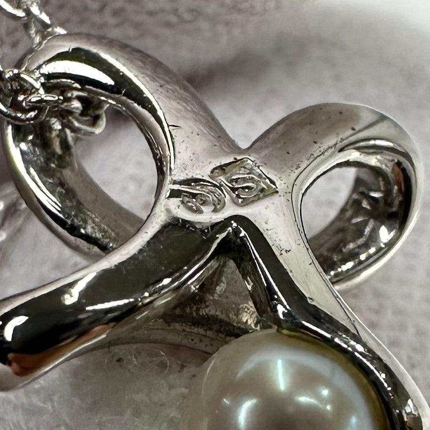 TASAKI Collier de perles Akoya avec motif croix en argent