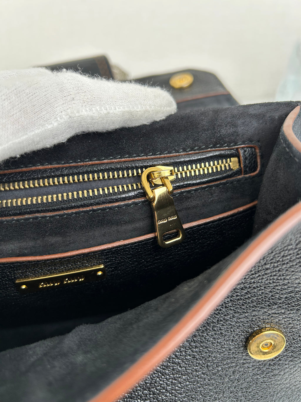 MIUMIU Sac à bandoulière à rabat en cuir Madras noir orné de cristaux et boucle