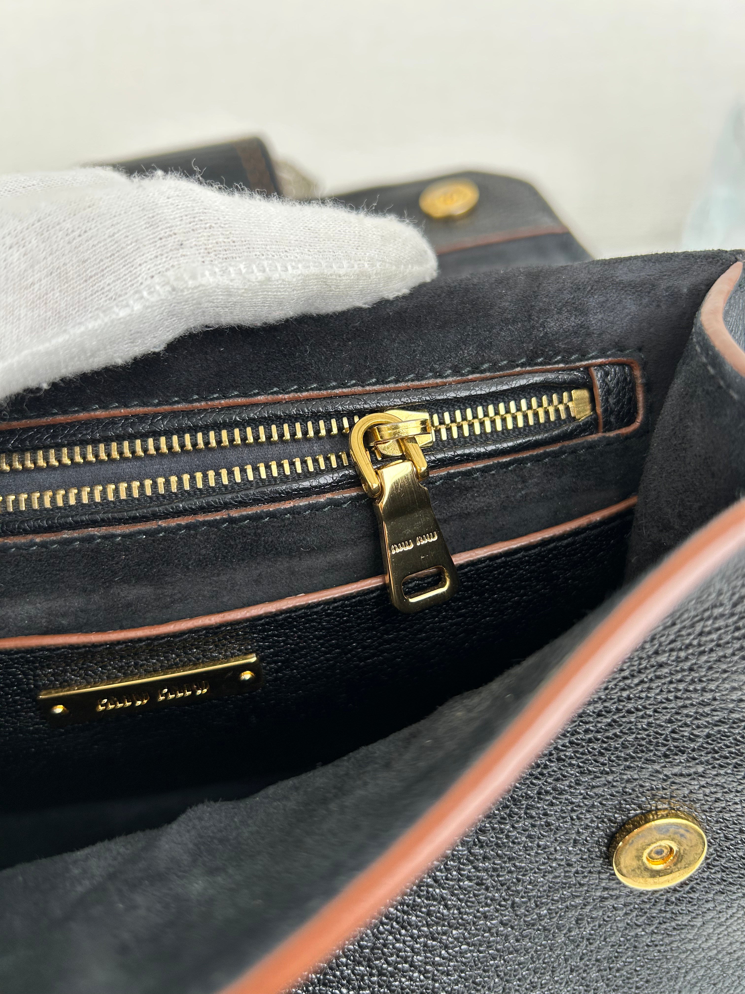 MIUMIU Sac à bandoulière à rabat en cuir Madras noir orné de cristaux et boucle